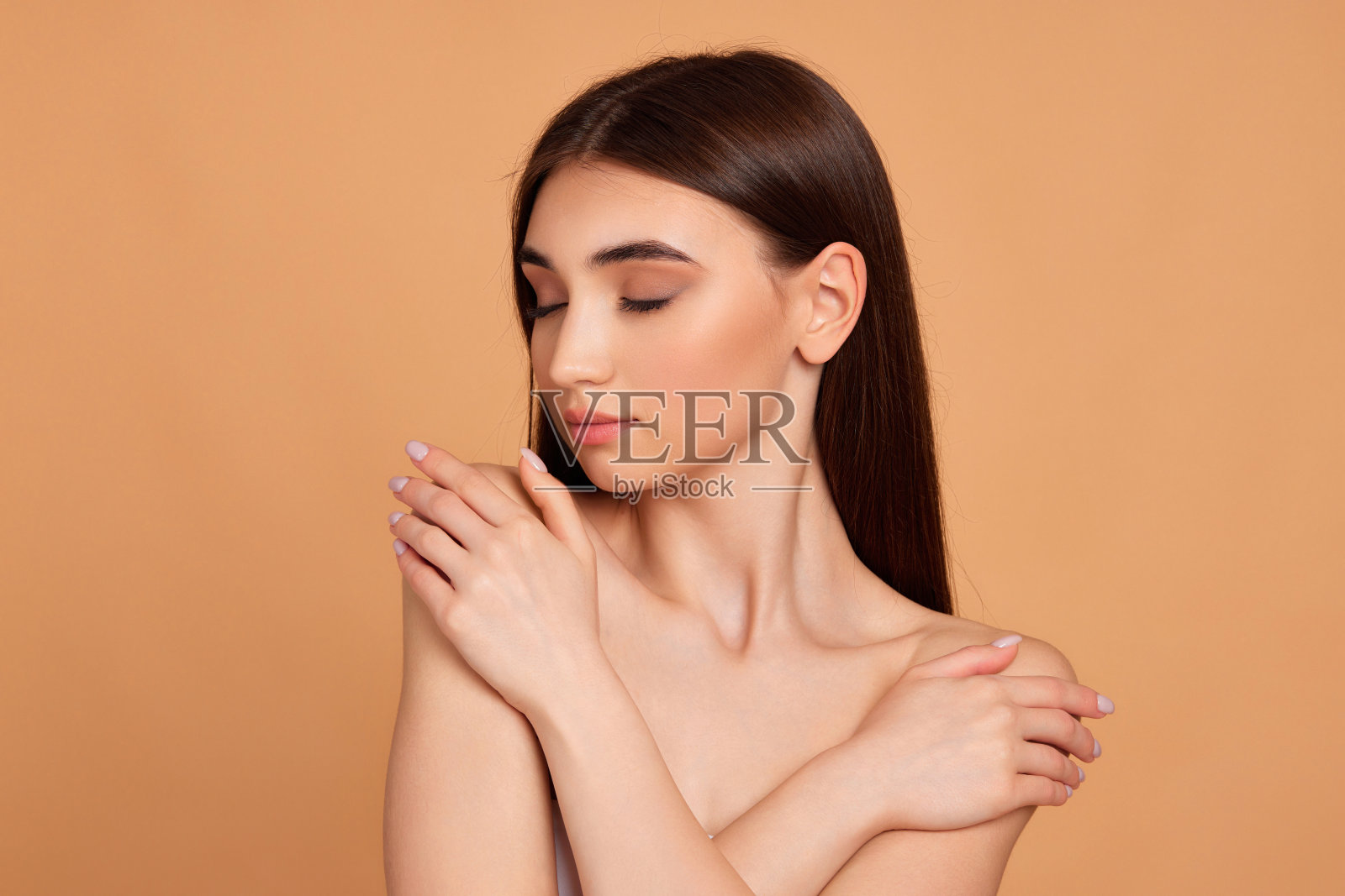 女人抚摸她的肩膀，享受完美柔软干净的皮肤照片摄影图片