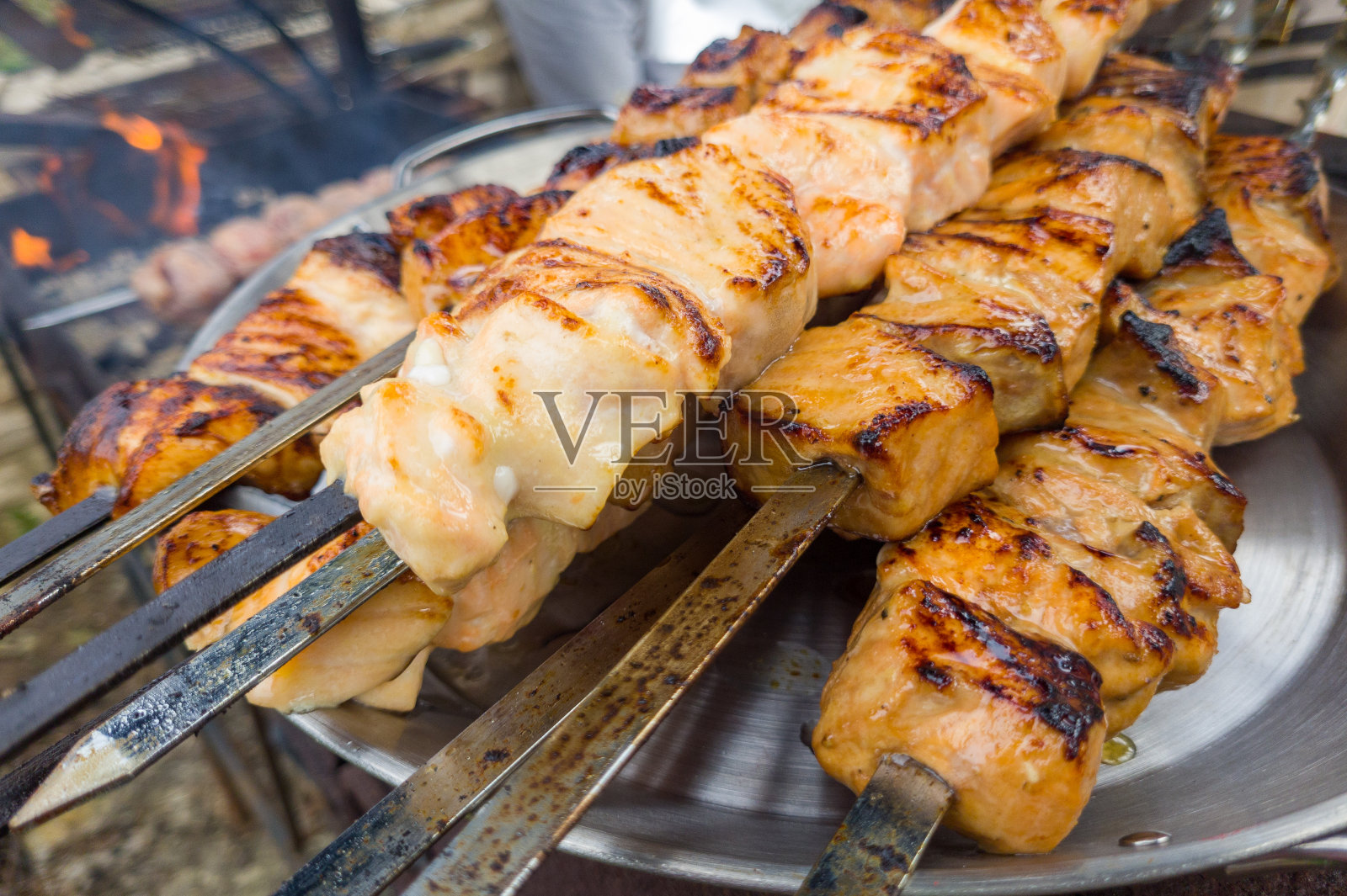 烤三文鱼串鱼串在木板上。深色木制背景。照片摄影图片