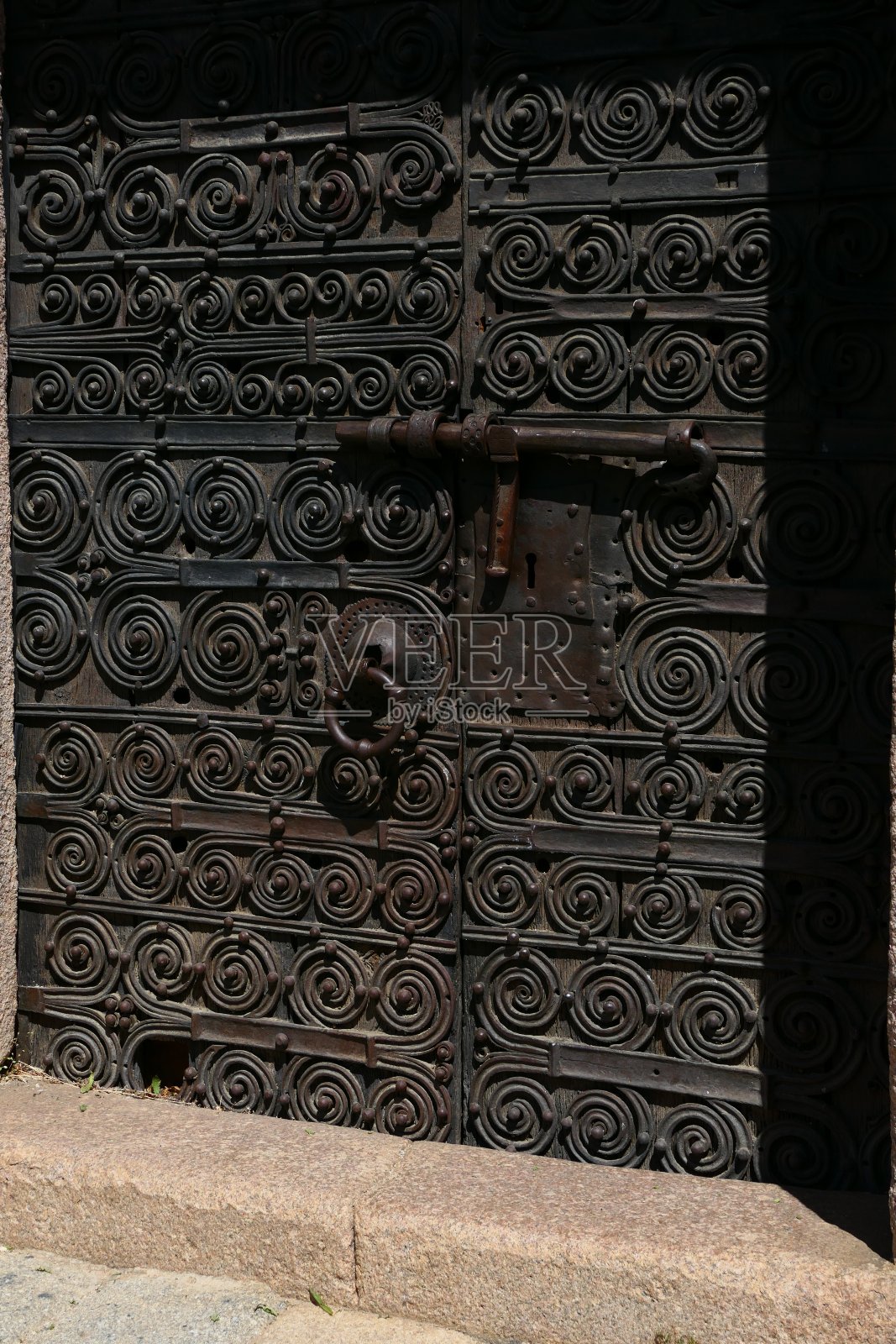 入口大门的罗马风格的圣玛丽教堂与螺旋配件，在Serralongue在瓦勒斯皮尔，Pyrénées-Orientales照片摄影图片