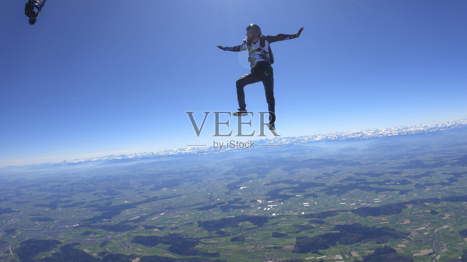 跳伞者在晴朗的天空坠落，空中飞行照片摄影图片