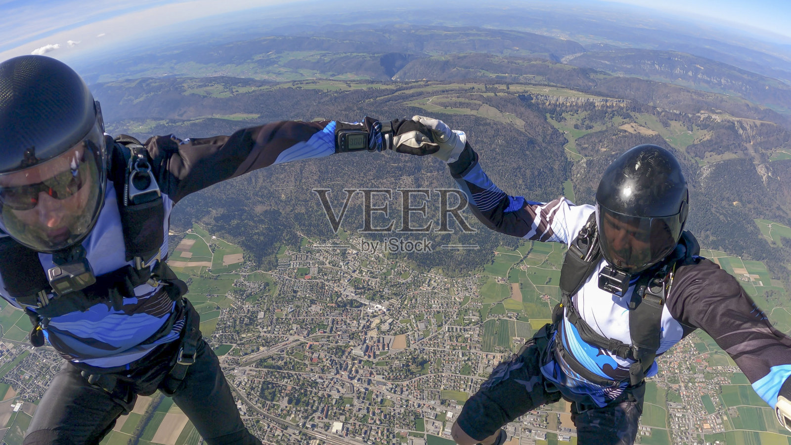 跳伞者在晴朗的天空坠落，空中飞行照片摄影图片