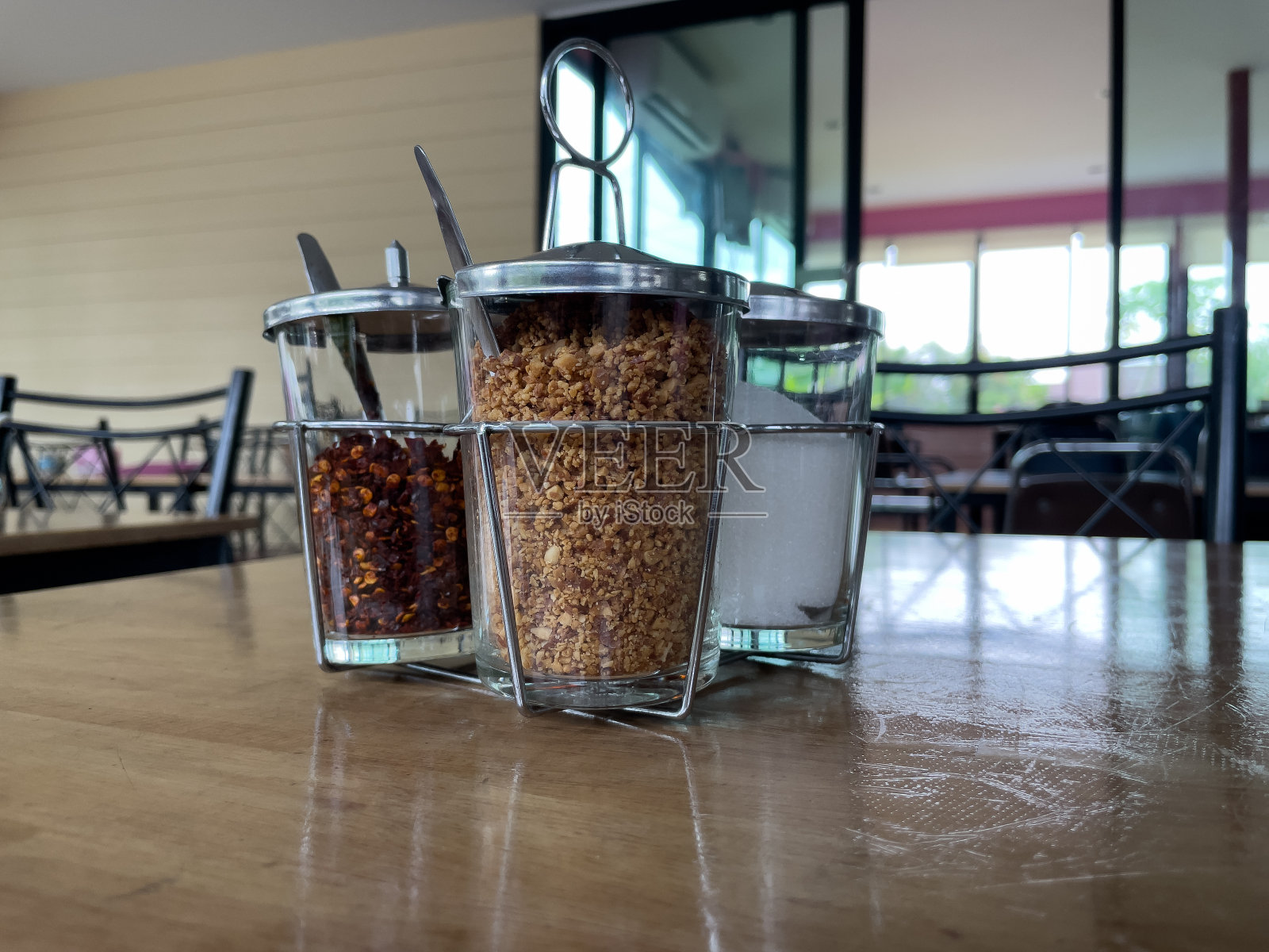 餐桌上放着一套调味料。照片摄影图片