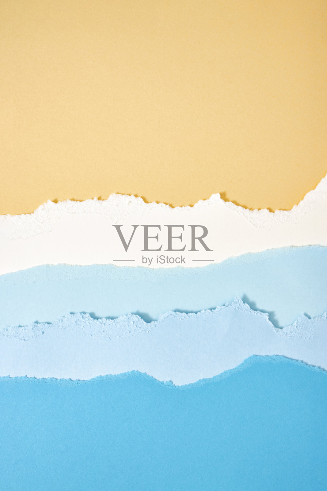 夏日沙滩创意背景与拷贝空间。阳光明媚的一天在沙滩上，大海和沙子。平的。照片摄影图片