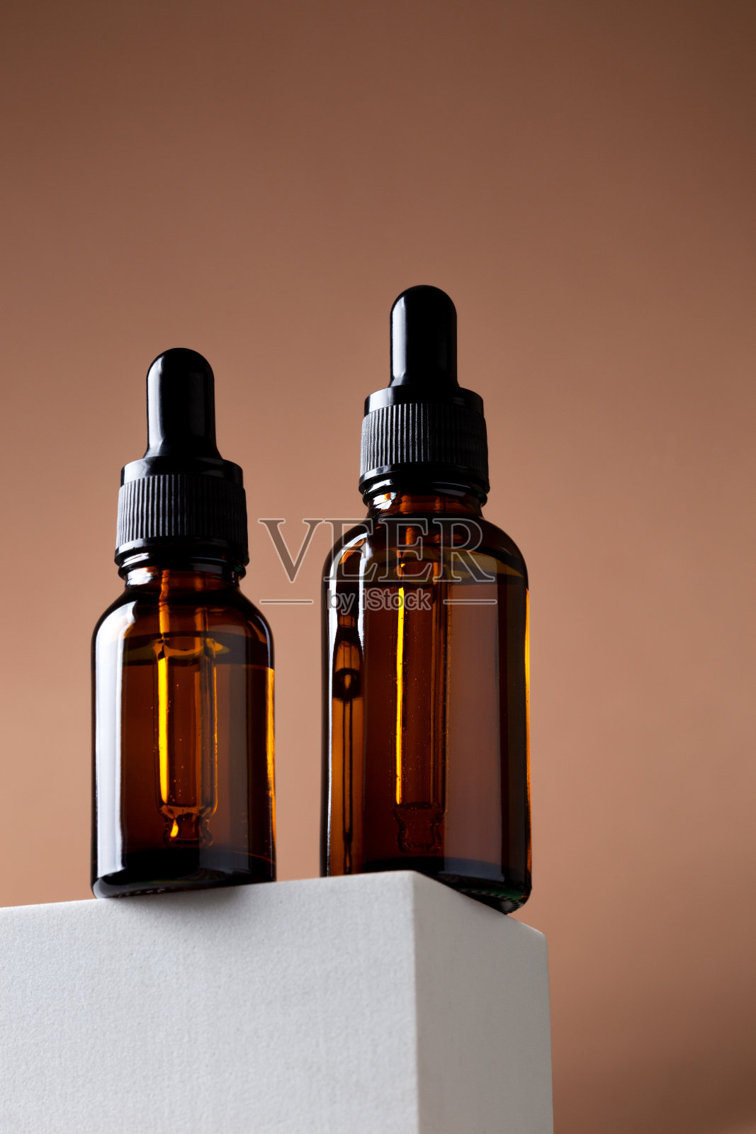 装有化妆品的棕色玻璃瓶子照片摄影图片