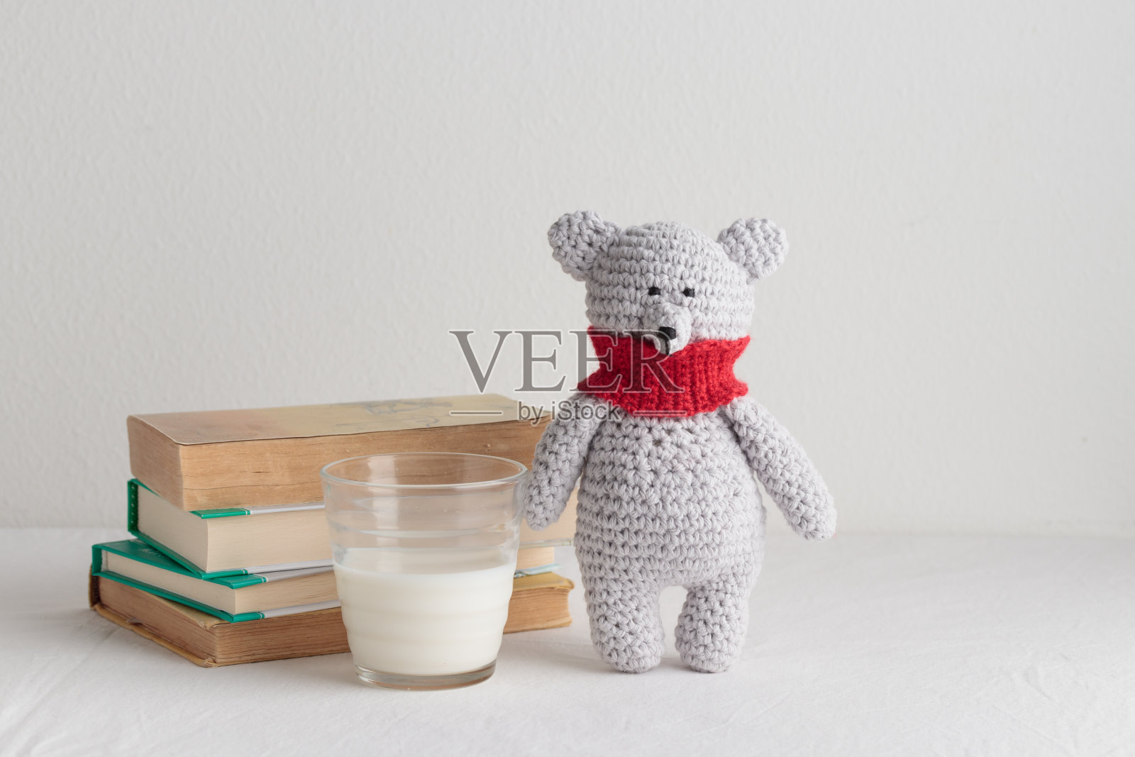 钩针编织可爱的泰迪熊与书籍和玩具照片摄影图片