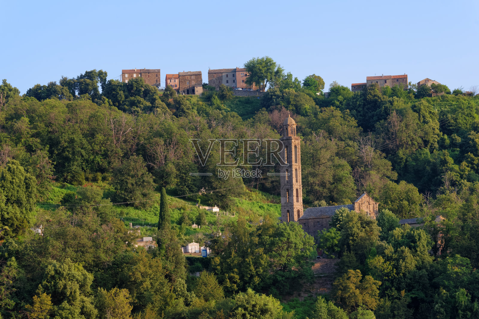 桑-乔凡尼-迪-莫里亚尼村的圣让老教堂照片摄影图片