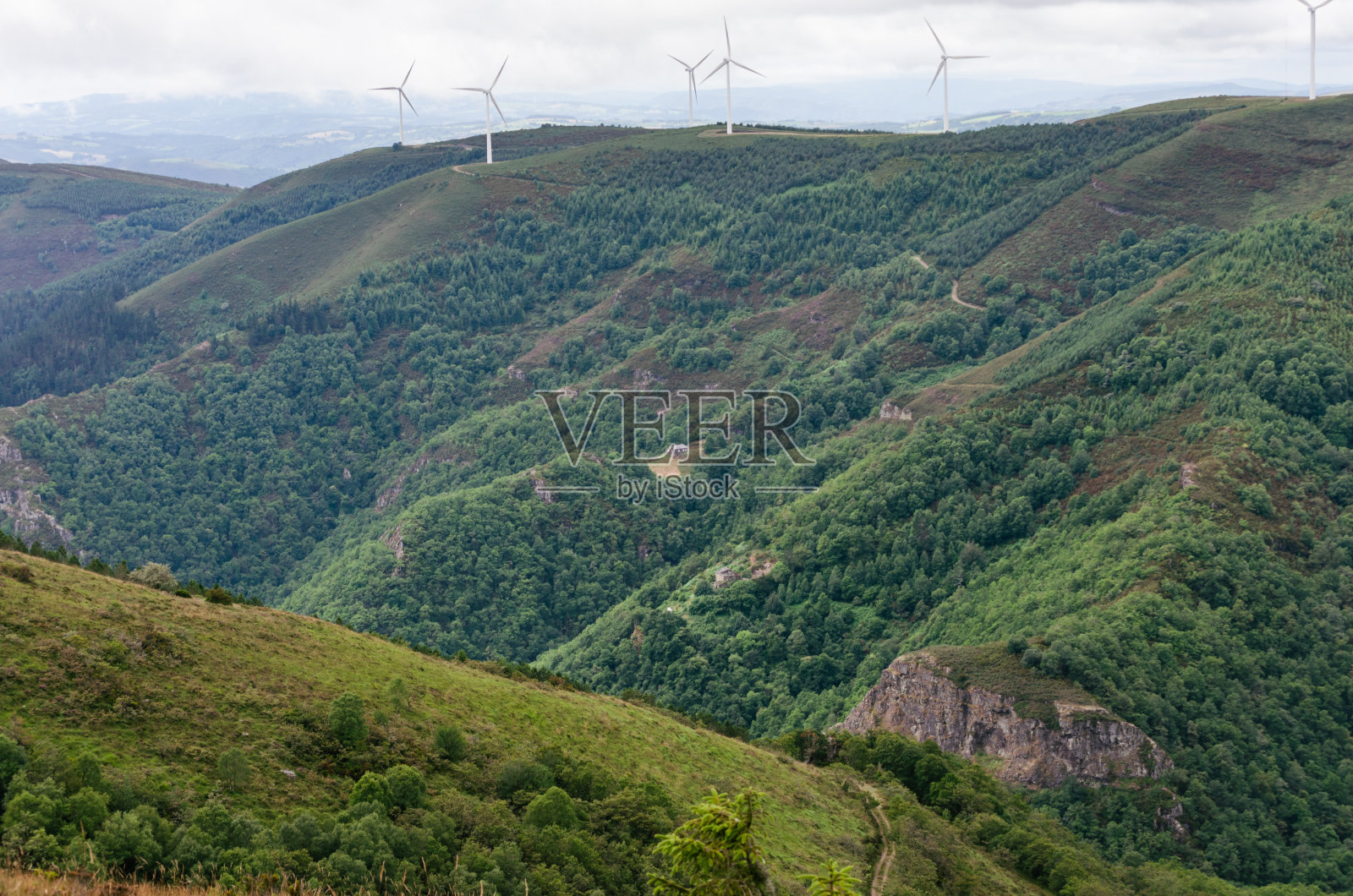 山景，背景是山上的树木和发电机。副本的空间。照片摄影图片