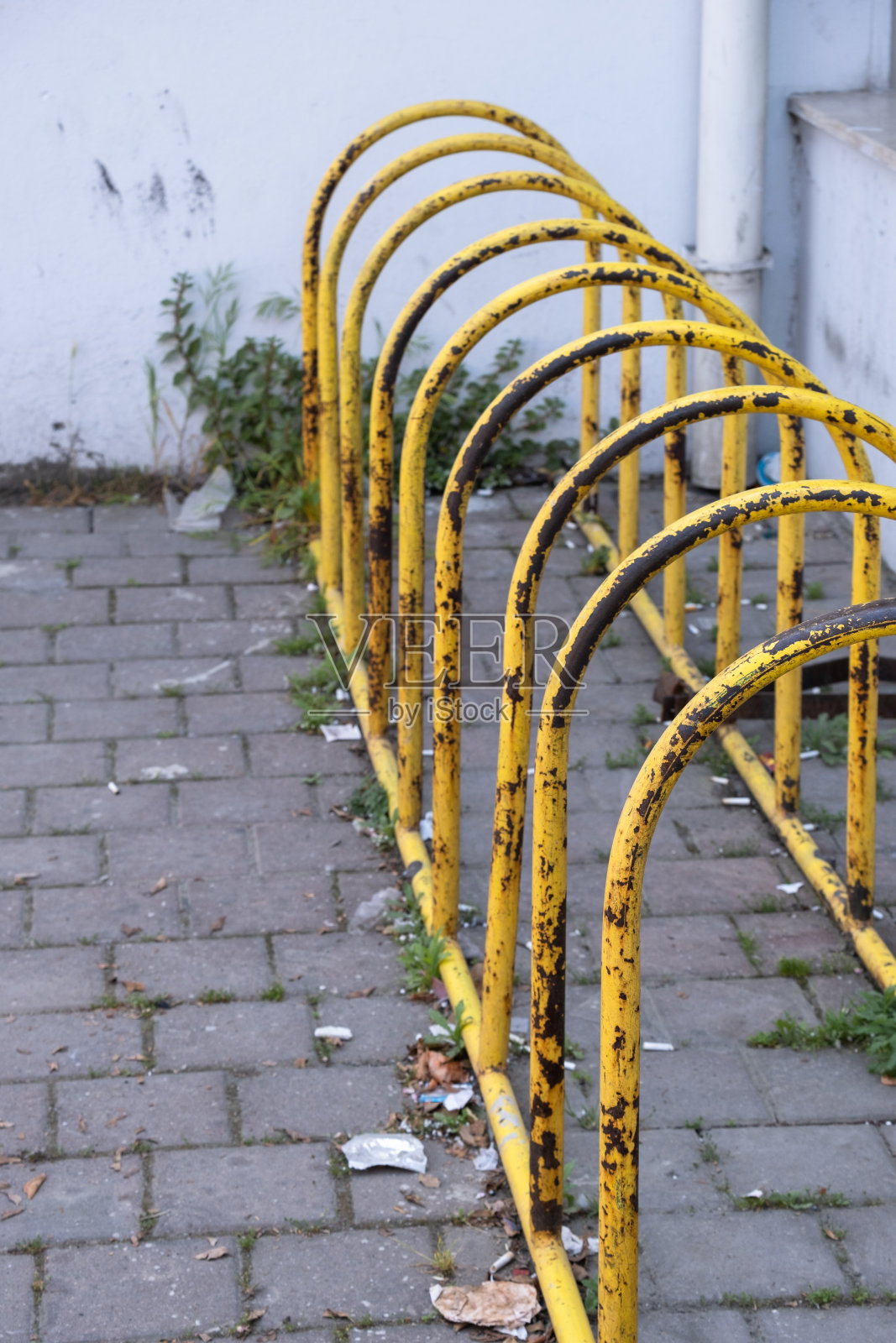 在不干净、肮脏、凌乱的人行道上，为自行车空出停车位。照片摄影图片