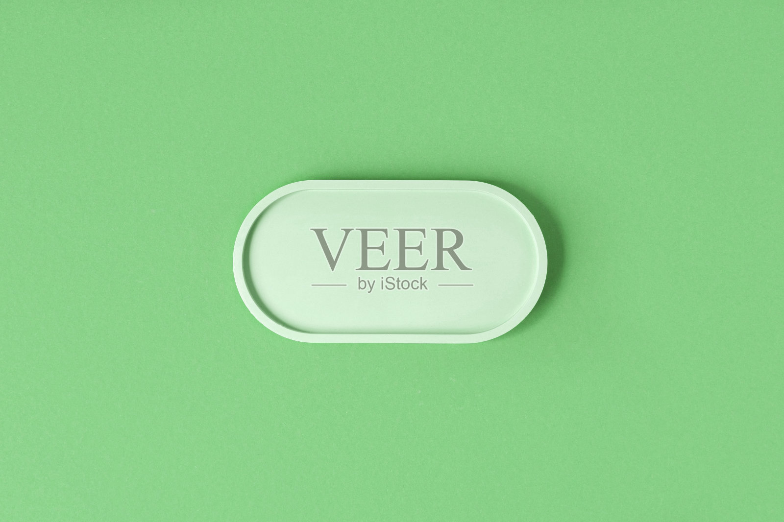 化妆品产品展示平台。绿色背景上的抽象最小几何形式。椭圆形的石头。现场,展示,显示。最小的设计。软阴影。平铺，俯视图。副本的空间。照片摄影图片