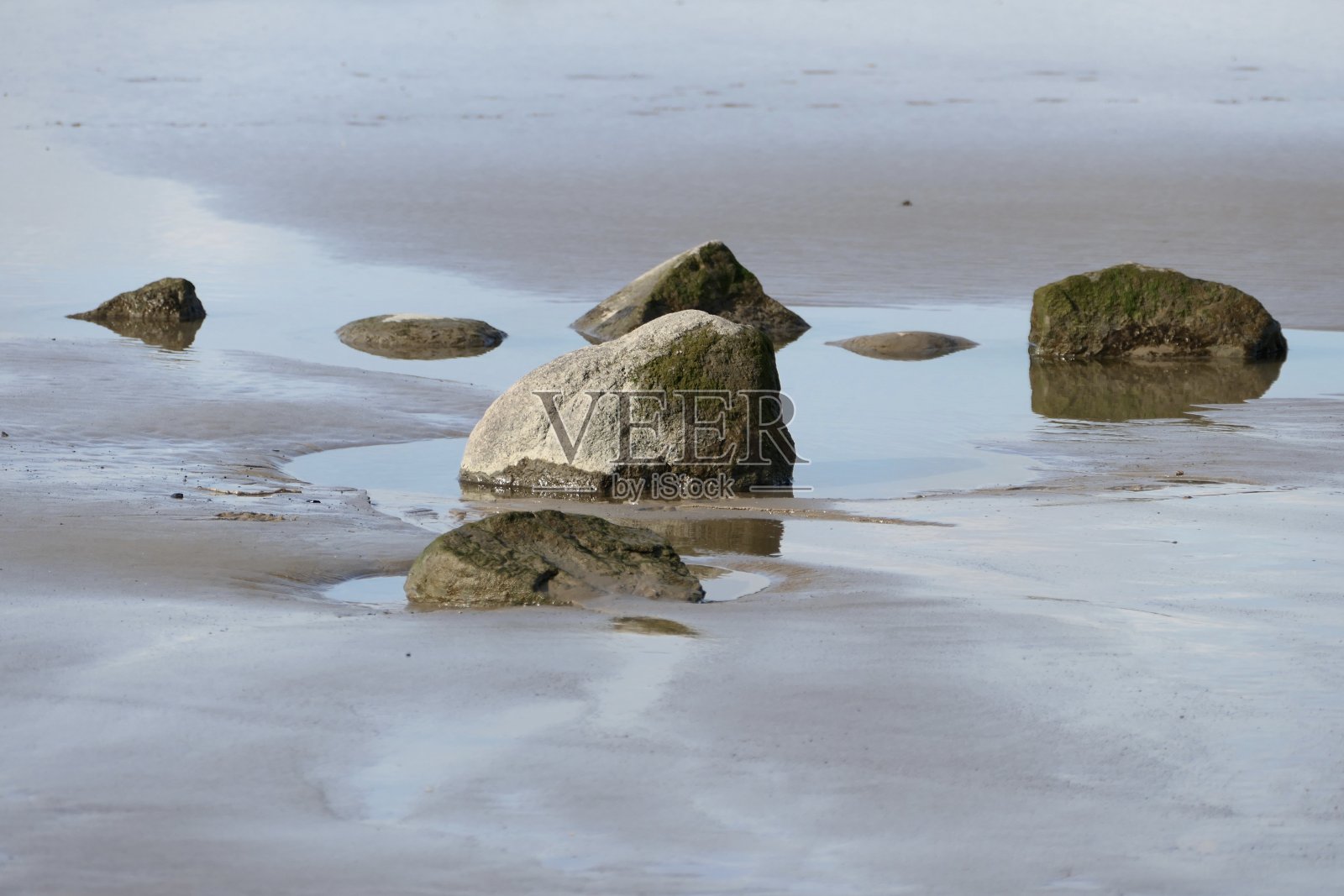 易北河中的岩石照片摄影图片