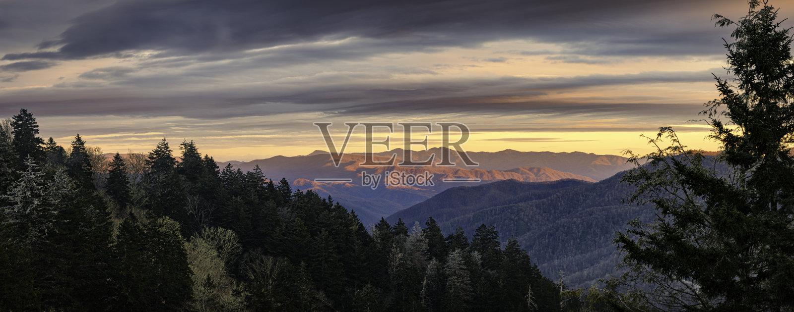 莫基山脉的早晨全景照片摄影图片