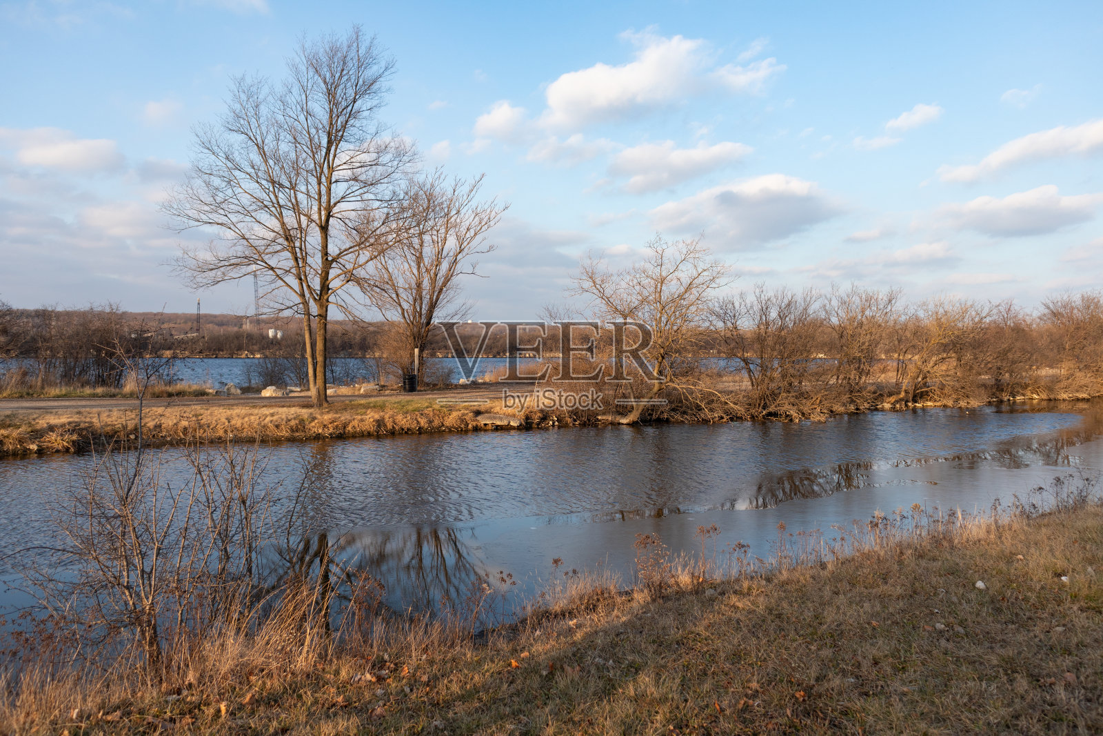 秋天里，伊利诺斯州莱蒙特采石场的运河和水照片摄影图片