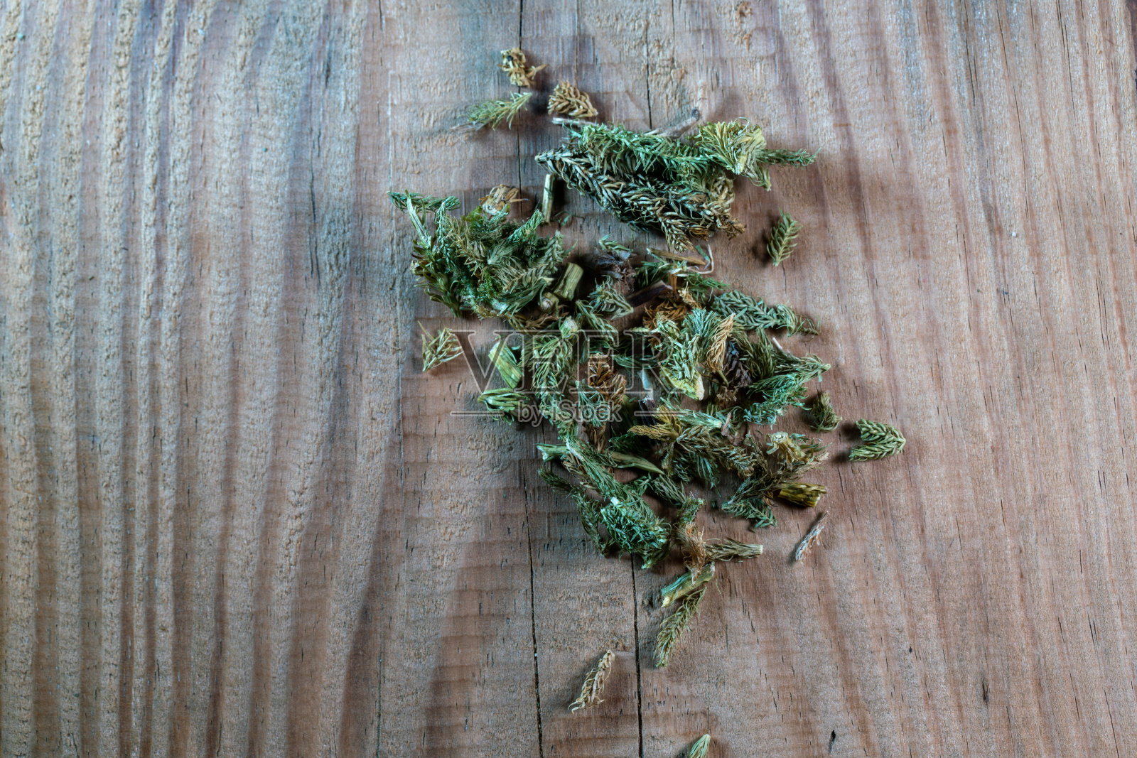 木桌上松苔照片摄影图片