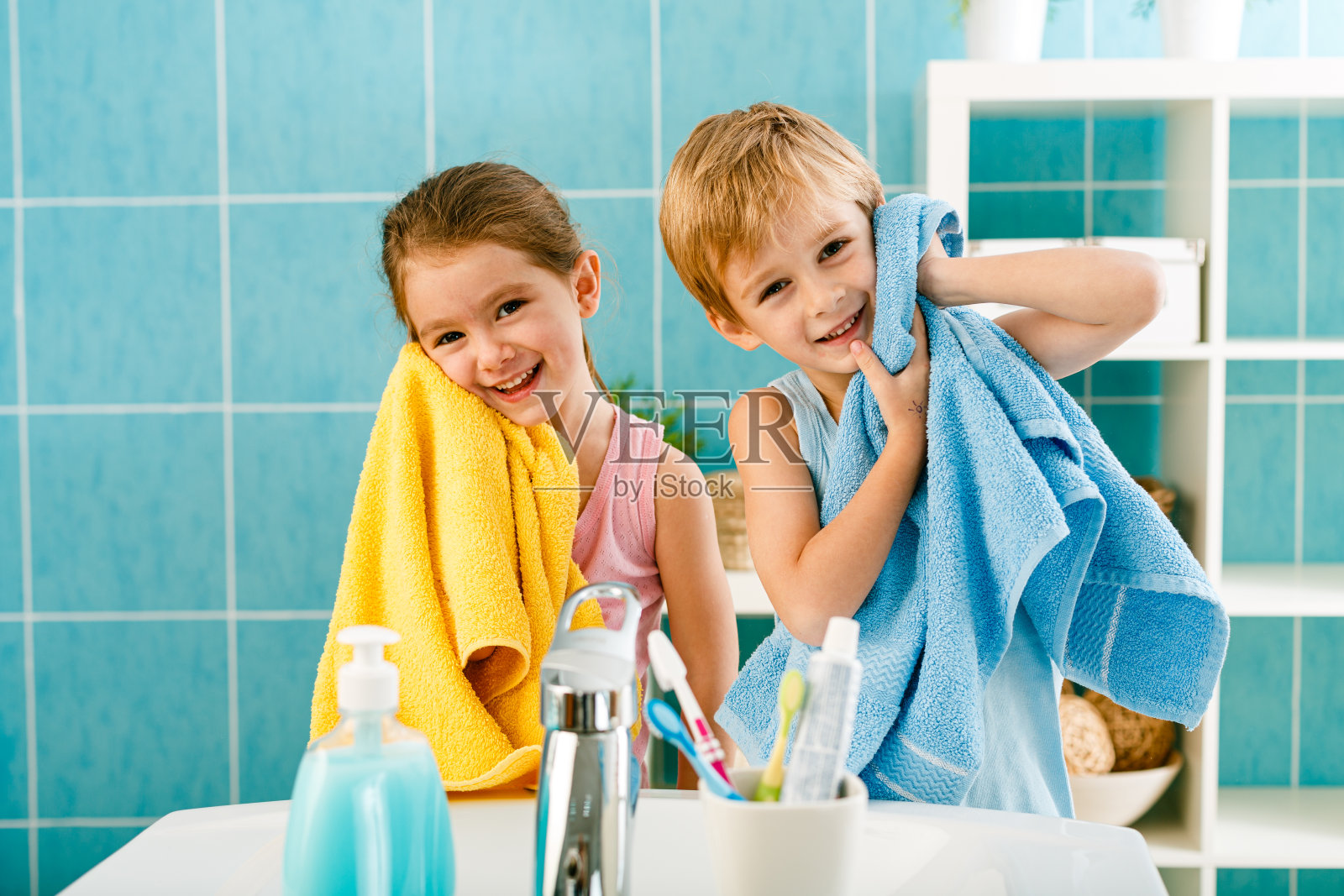 孩子们早上洗脸照片摄影图片