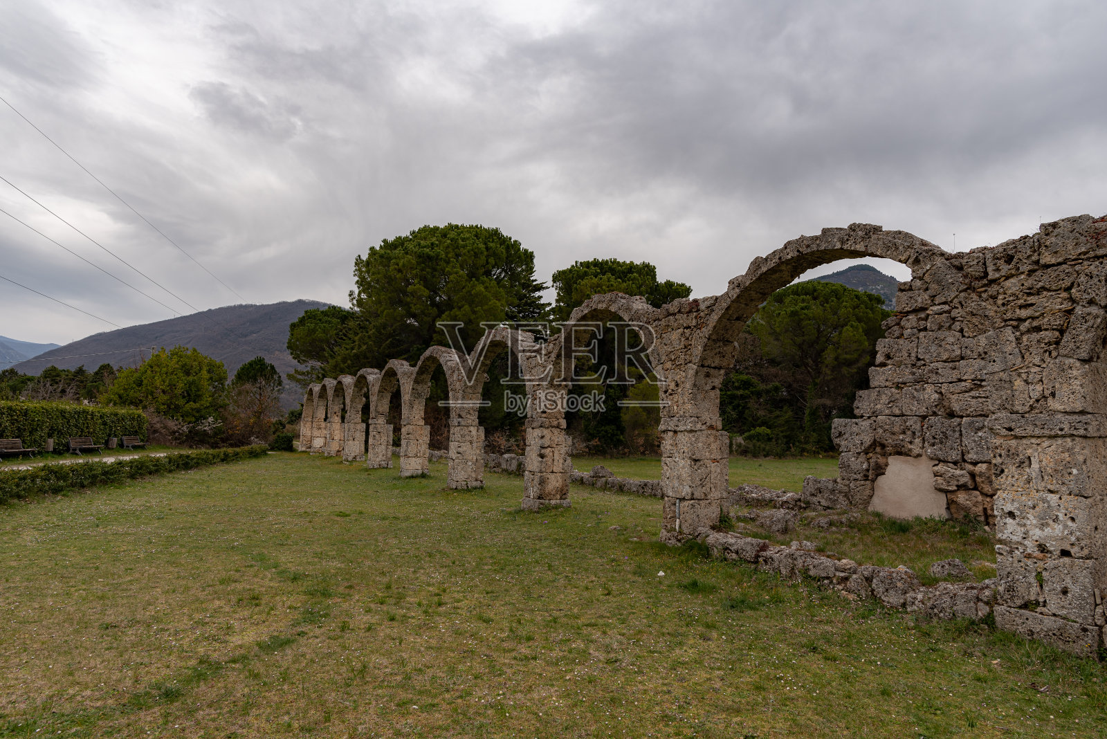 沃尔图诺罗切塔，莫利塞。沃尔图诺的圣文森佐本笃会修道院照片摄影图片
