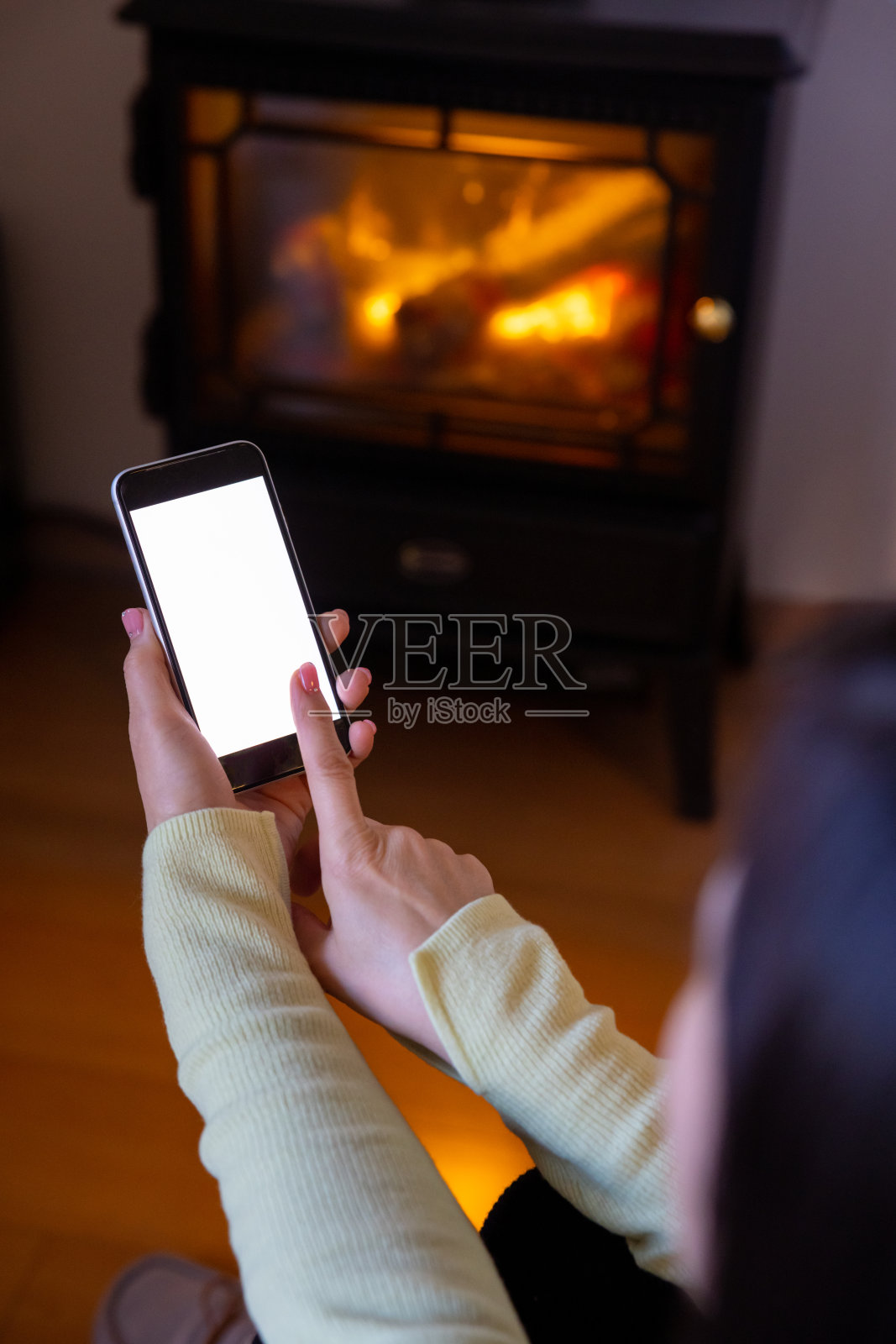 女人在客厅通过智能手机app订餐照片摄影图片