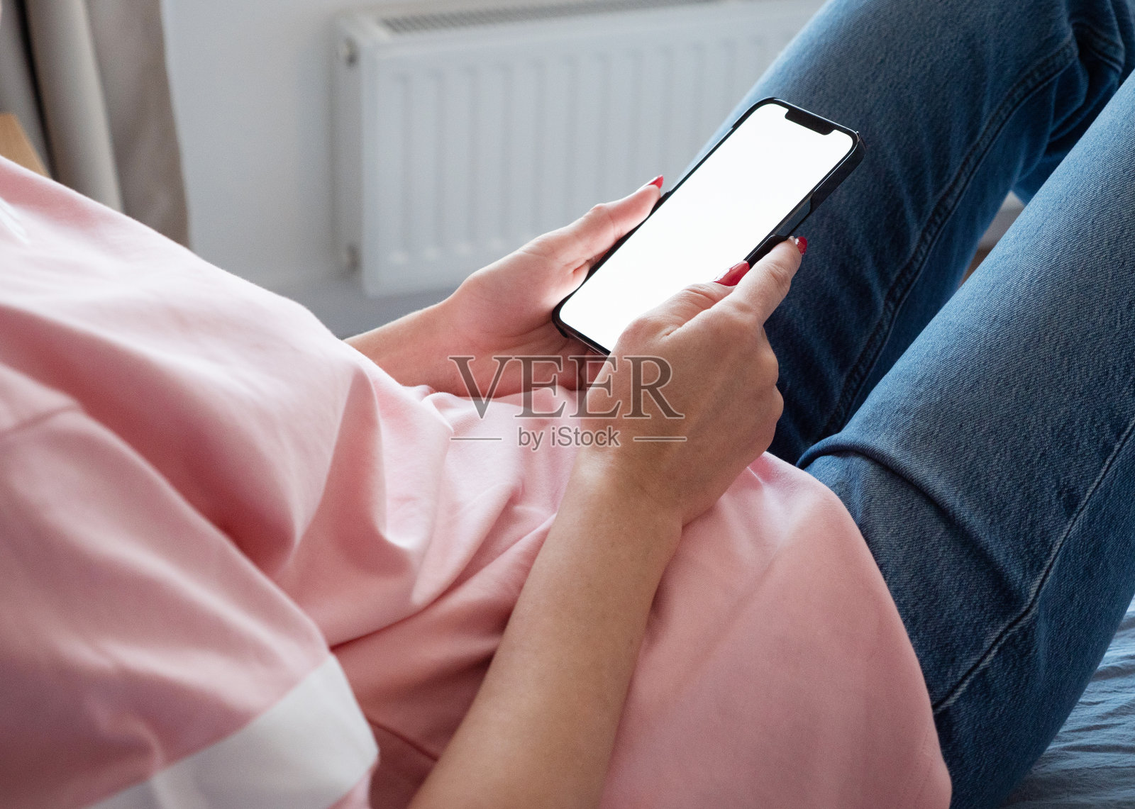 在家使用黑屏智能手机的女性照片摄影图片