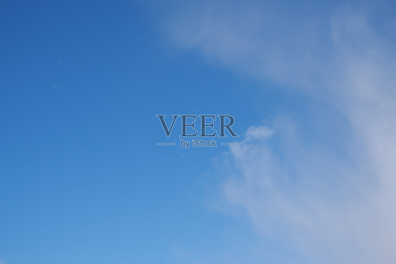 自然背景。蓝天上淡淡的白云。照片摄影图片