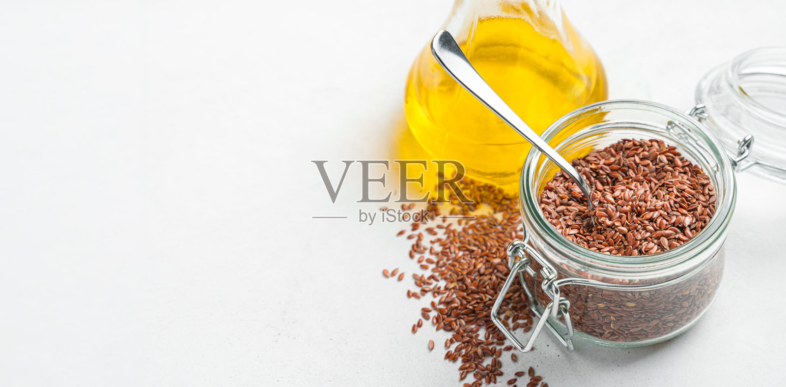 亚麻籽油和亚麻籽。侧视图，拷贝空间。照片摄影图片