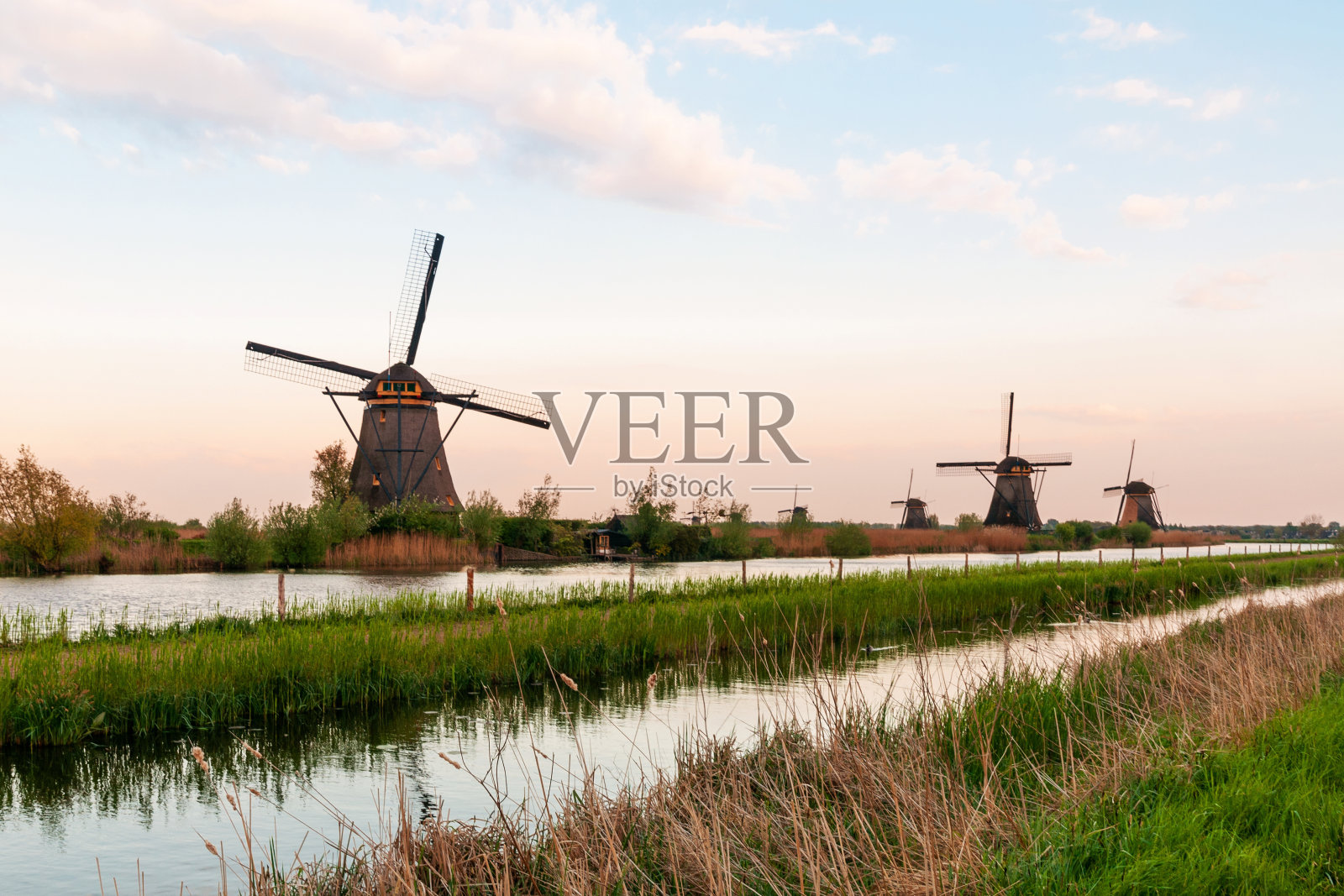 金德代克，传统荷兰风车上的日落照片摄影图片