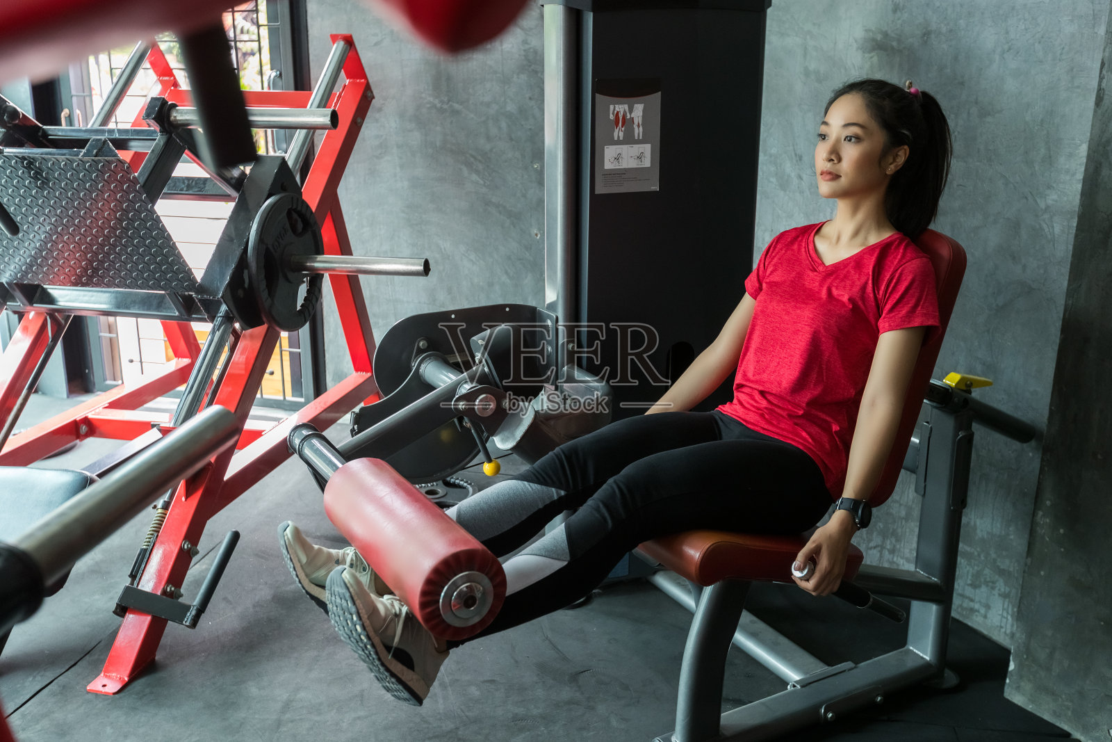 图片年轻的亚洲健康和快乐美丽的健身女运动员在健身房运动服照片摄影图片