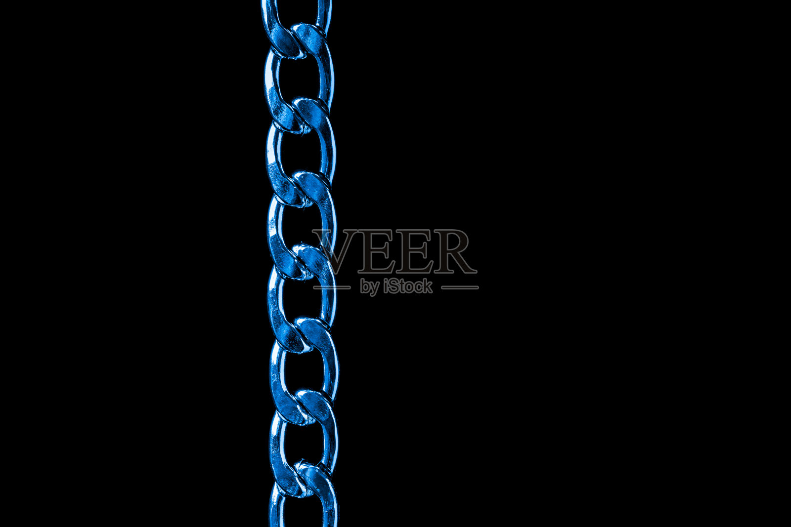 黑色背景上的蓝色链链接照片摄影图片