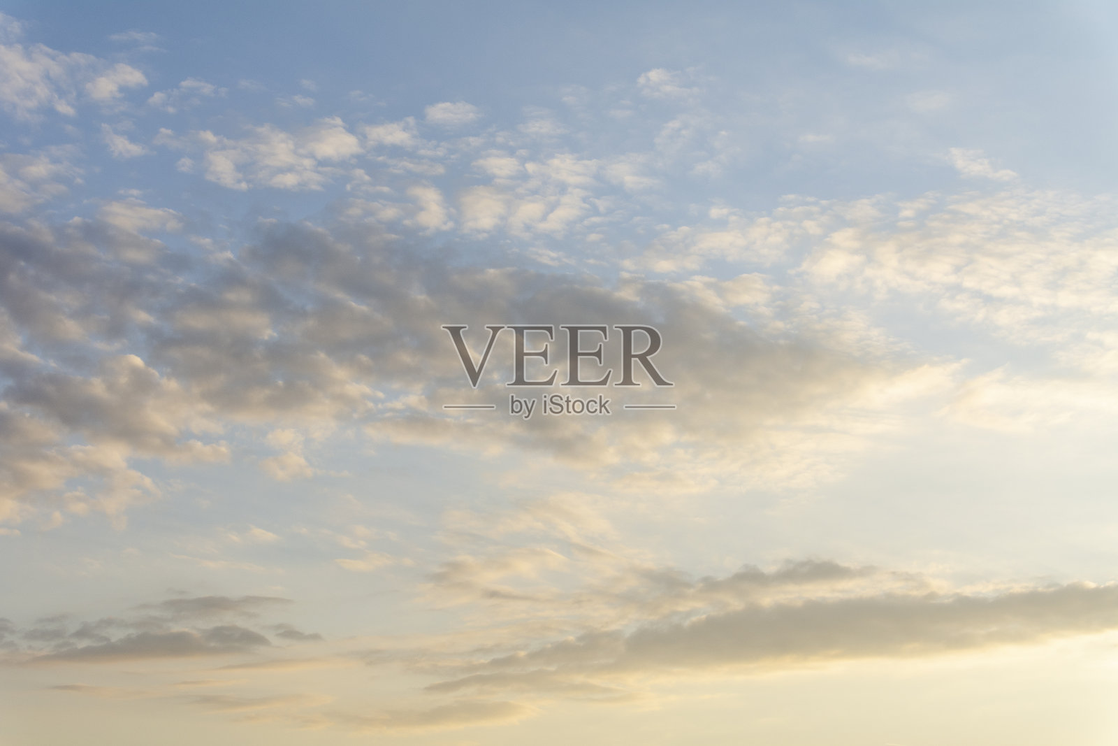 夕阳照亮了天空。照片摄影图片