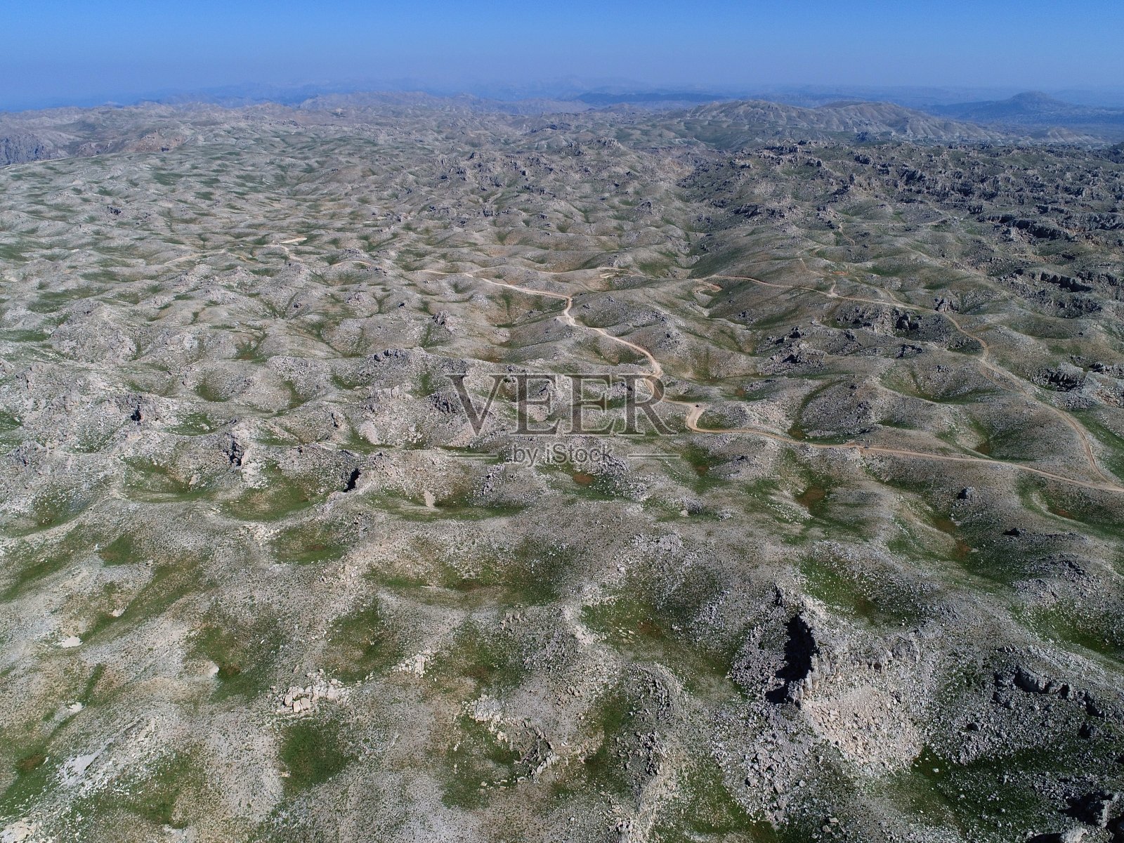 Taşeli高原(土耳其金牛座山脉)的喀斯特地表景观。照片摄影图片