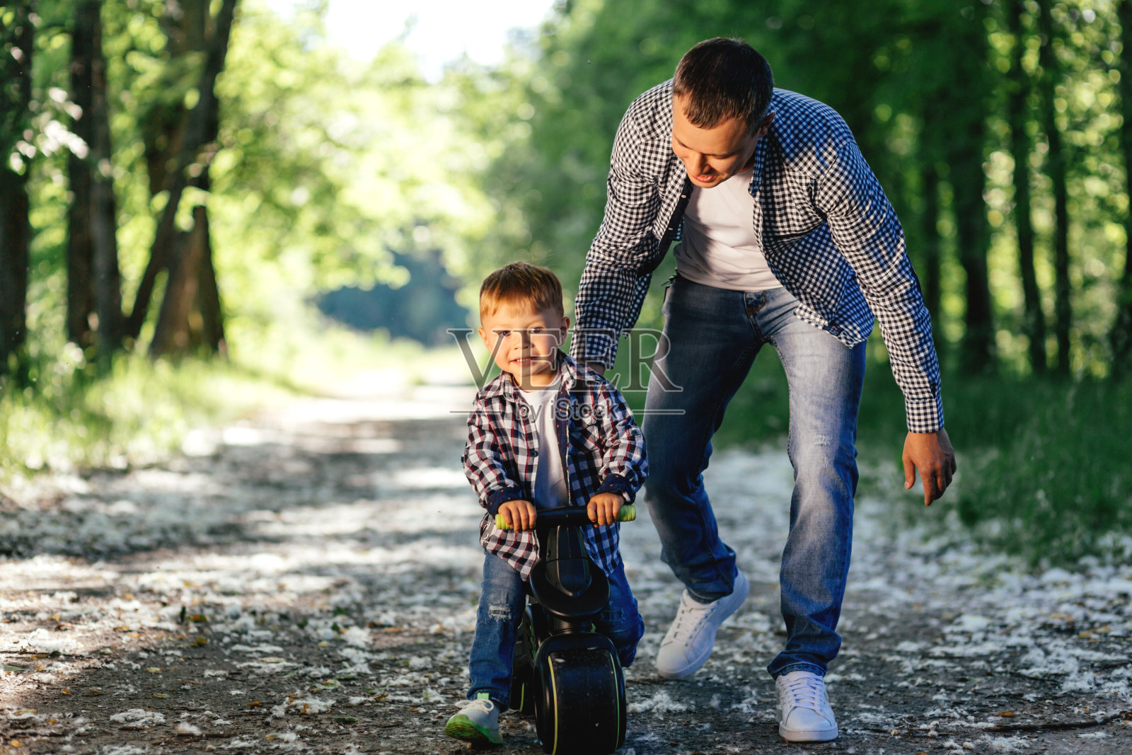 父亲和儿子在大自然中玩耍。照片摄影图片
