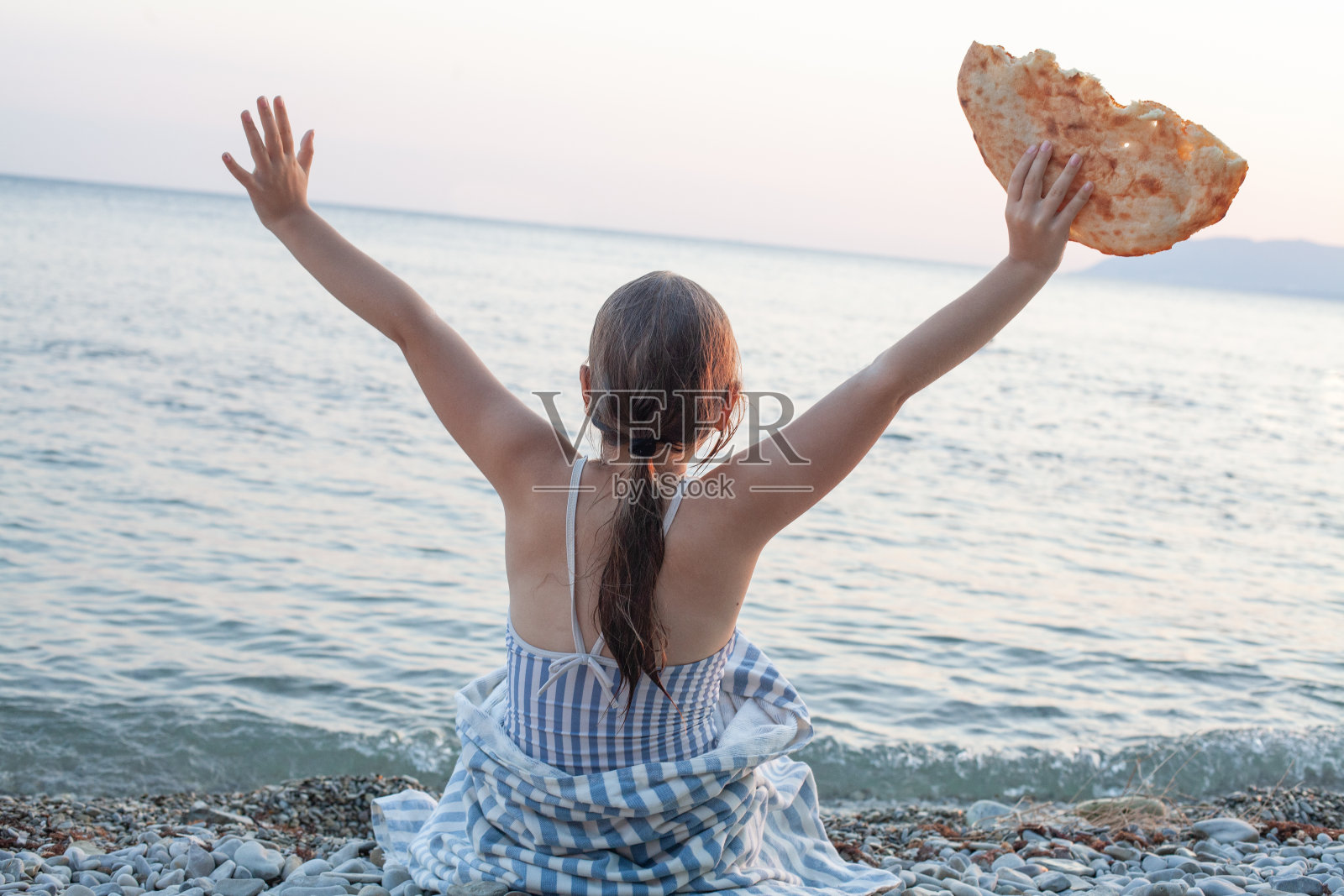 快乐的暑假。小女孩在沙滩上照片摄影图片