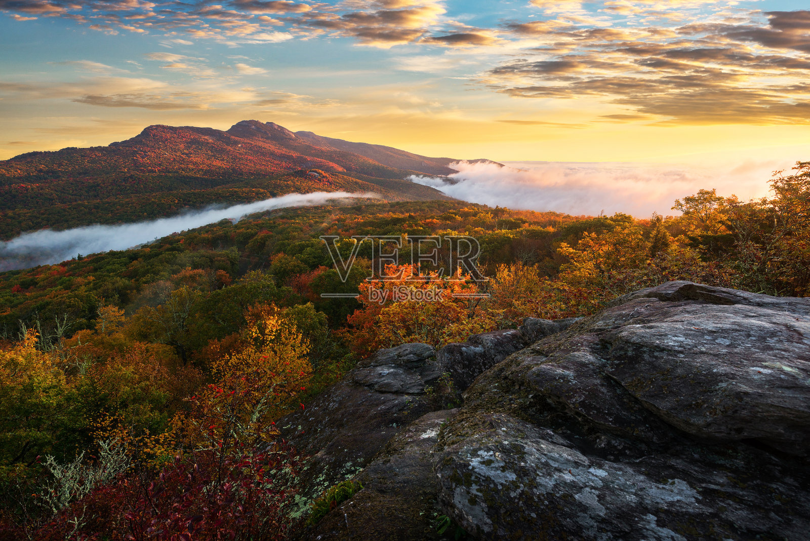 祖父山上的晨光披着秋色照片摄影图片