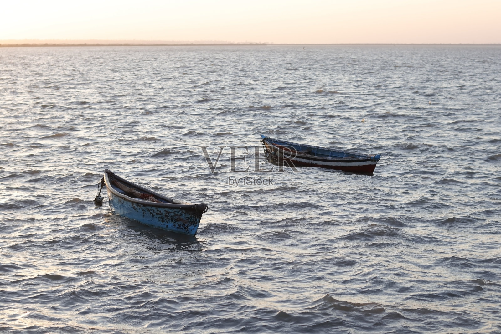 海上渔船的美丽风景。两艘船和非常小的捕鱼船。位于印度联合领土达曼和丢乌的丢乌区照片摄影图片