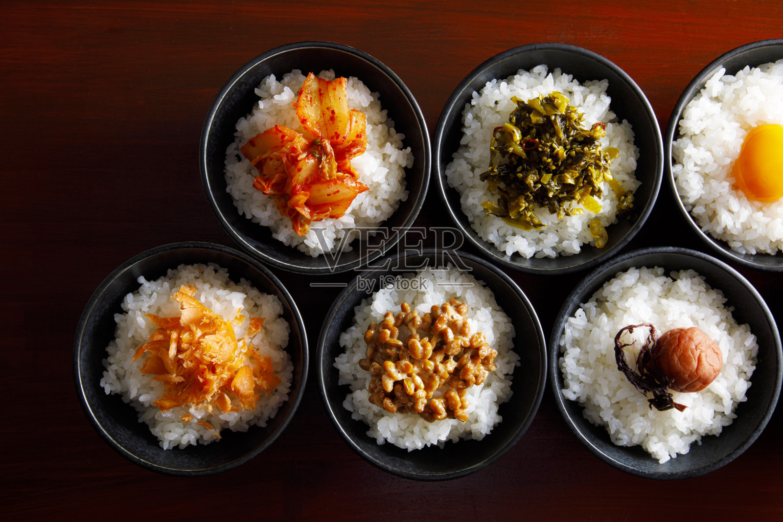 日本家庭烹饪，配菜放在热米饭上照片摄影图片