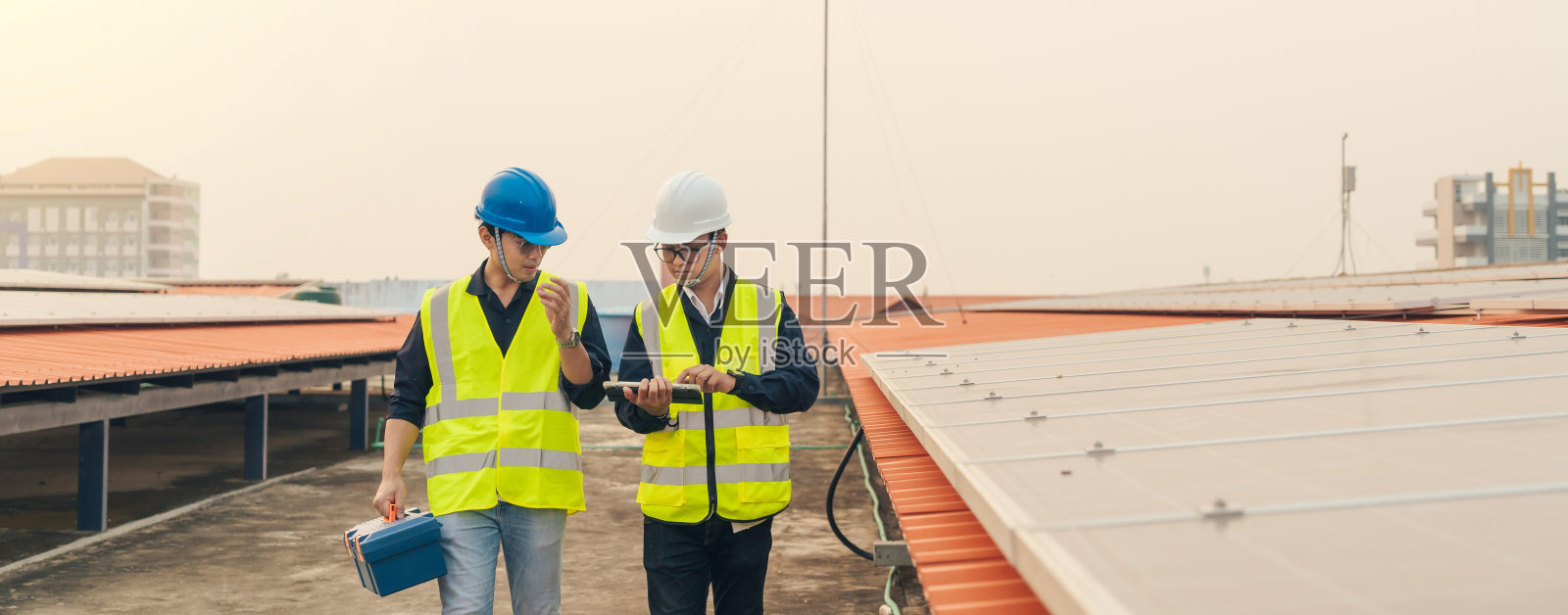 现场维修工程师小组讨论。照片摄影图片
