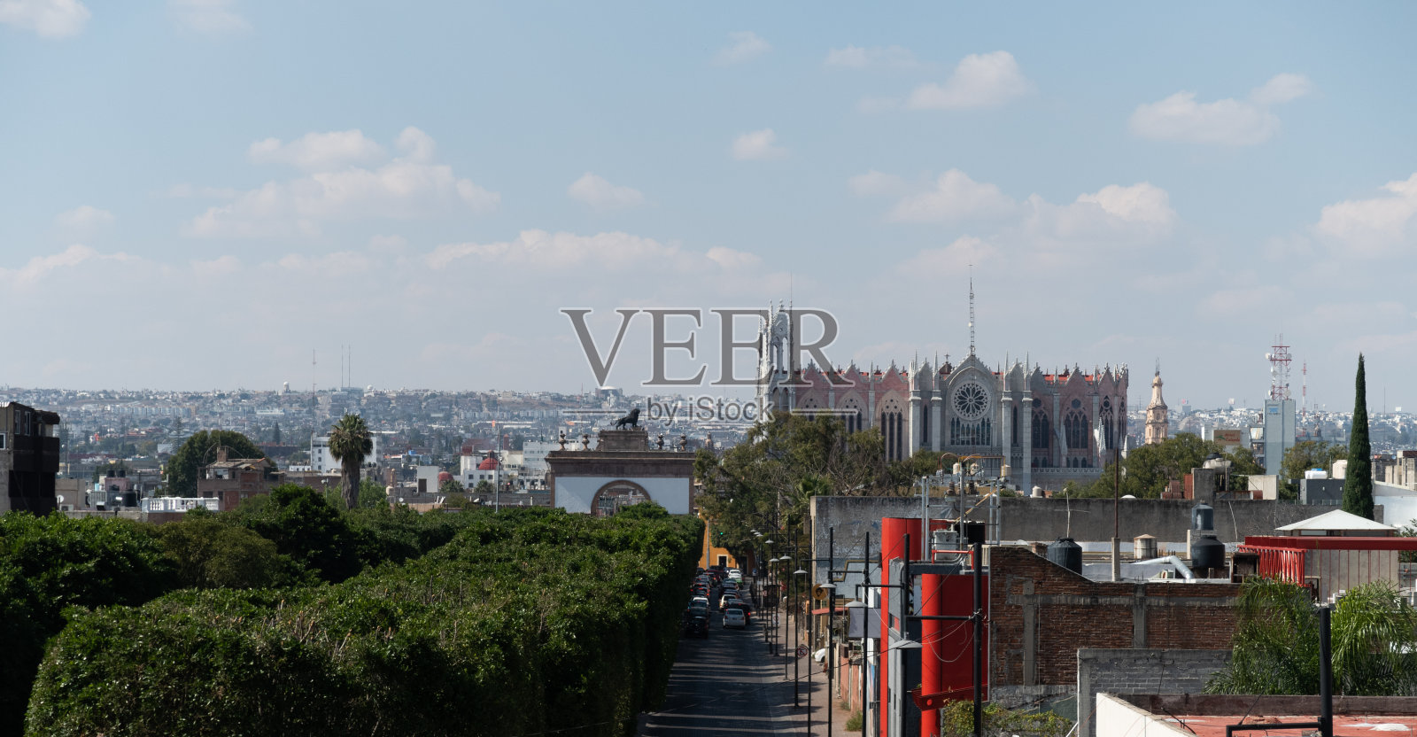 León瓜纳华托的城市全景，背景是赎罪寺和狮子拱门，天空晴朗，空间可供复制照片摄影图片