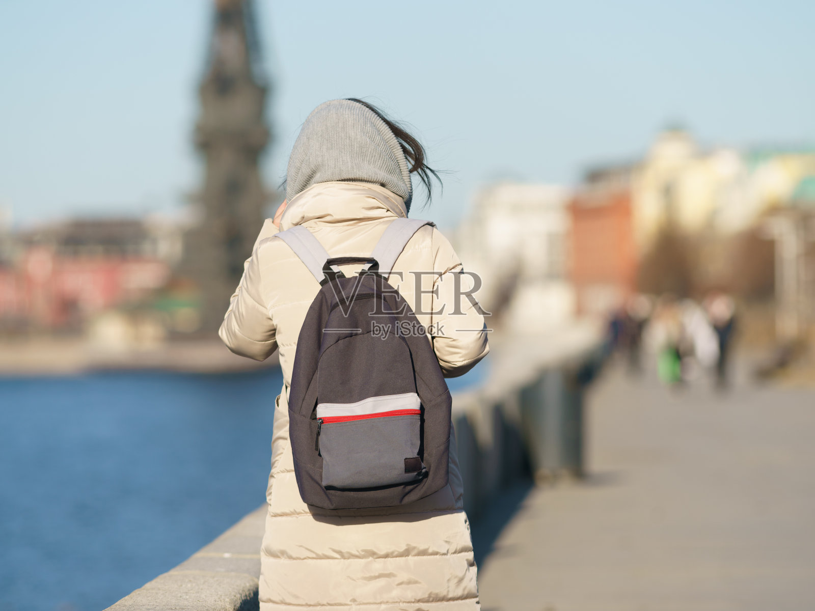 年轻女子走在莫斯科公园在春天阳光明媚的日子。照片摄影图片