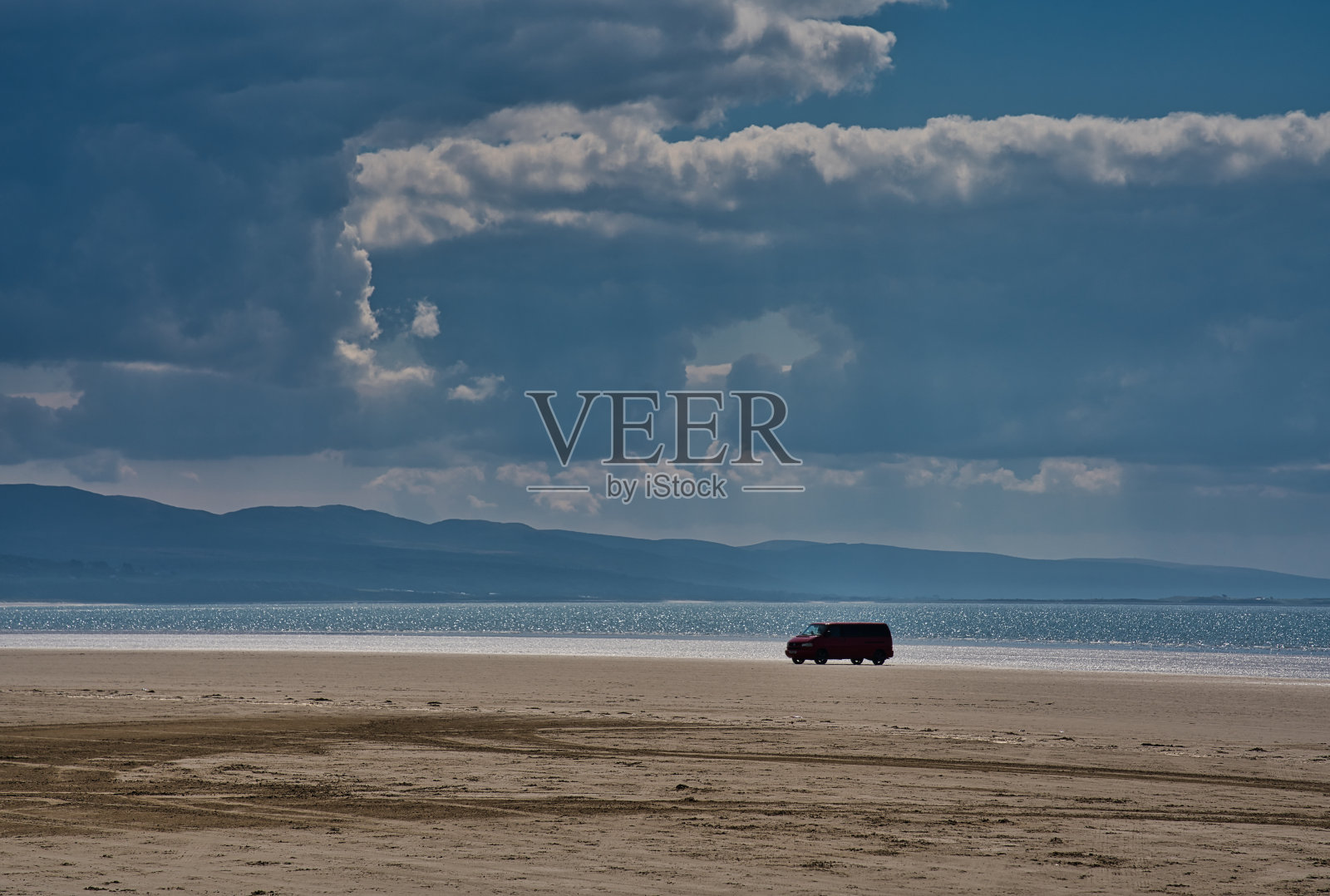 一辆孤零零的车停在沙滩上，黑岩沙滩，莫尔法比肯，威尔士，英国照片摄影图片