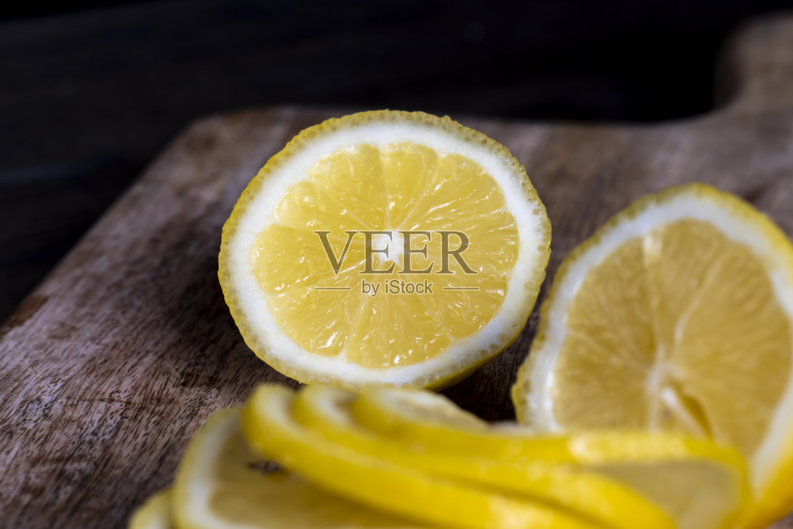 成熟的黄柠檬切片照片摄影图片