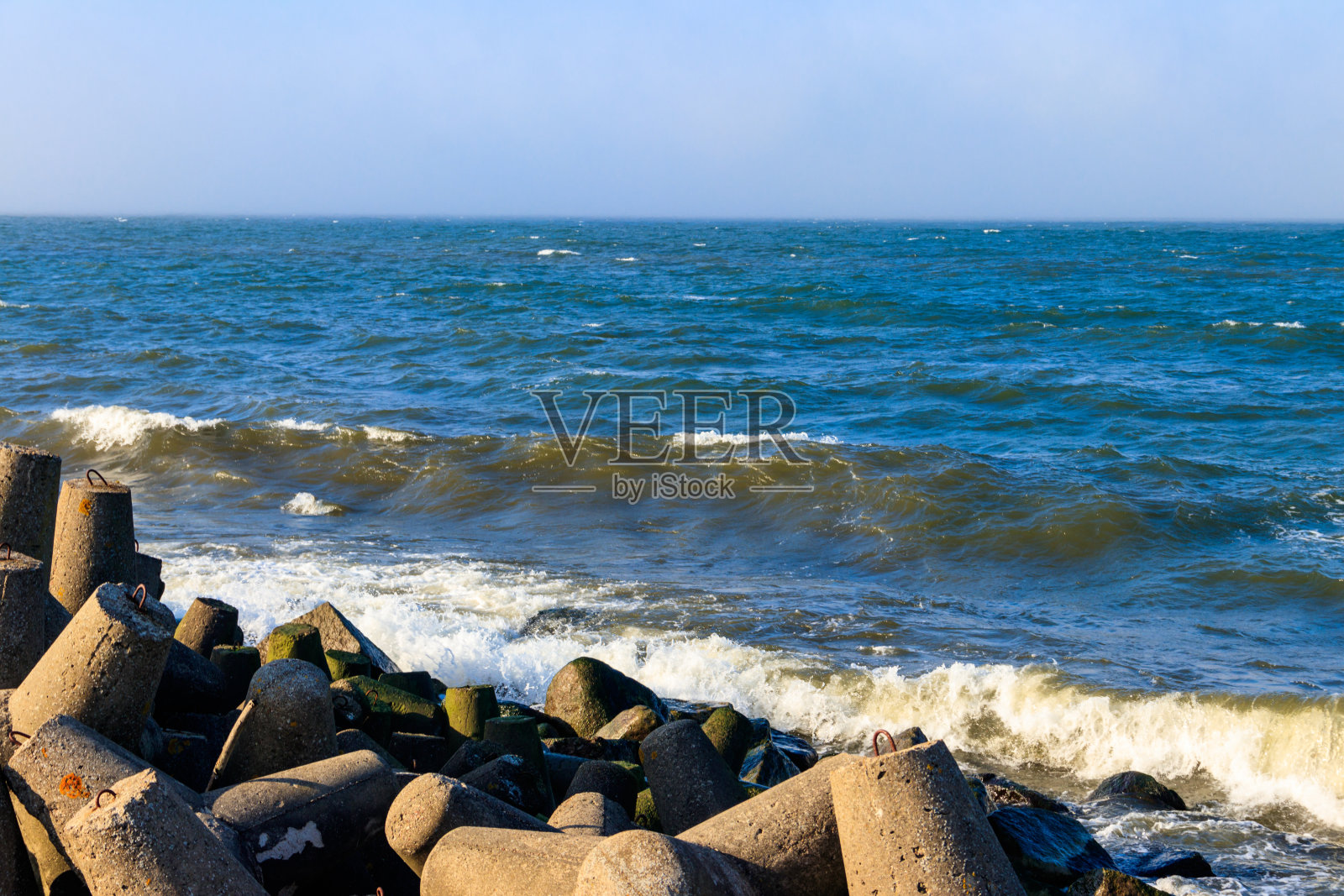 波罗的海的风暴。波兰达罗沃，暴风雨的海浪拍打着防波堤照片摄影图片