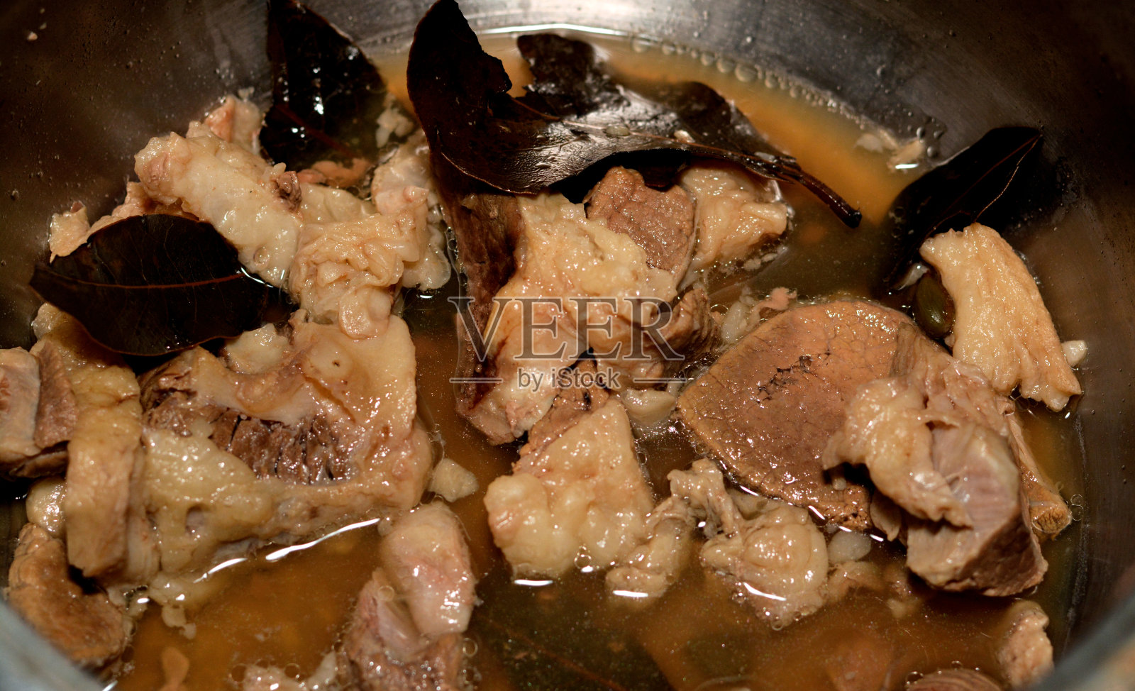 热气腾腾的洋葱牛排照片摄影图片