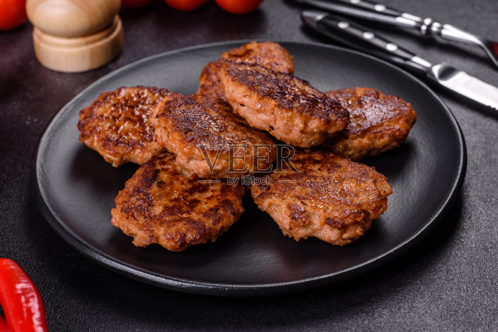 鱼饼。鱼肉饼。黑盘子里的鱼肉片照片摄影图片