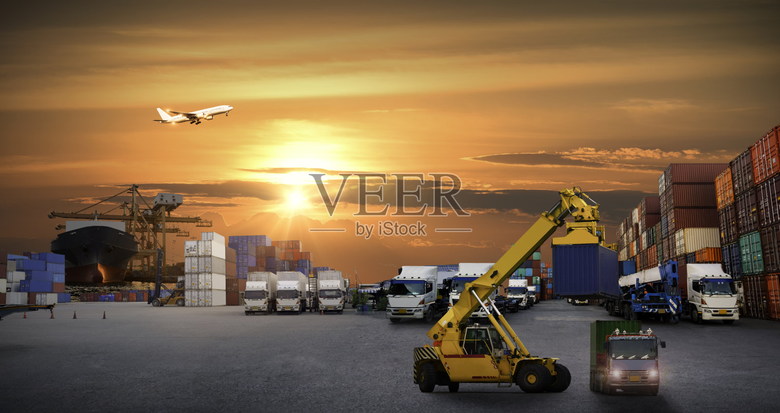 工业集装箱货运船，叉车装卸集装箱，用于物流进出口和运输行业的概念背景，运输行业背景照片摄影图片