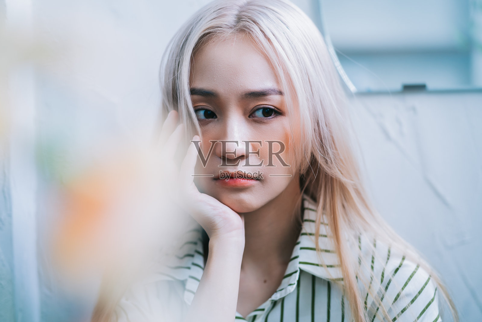 一个悲伤的亚洲女孩的肖像照片摄影图片