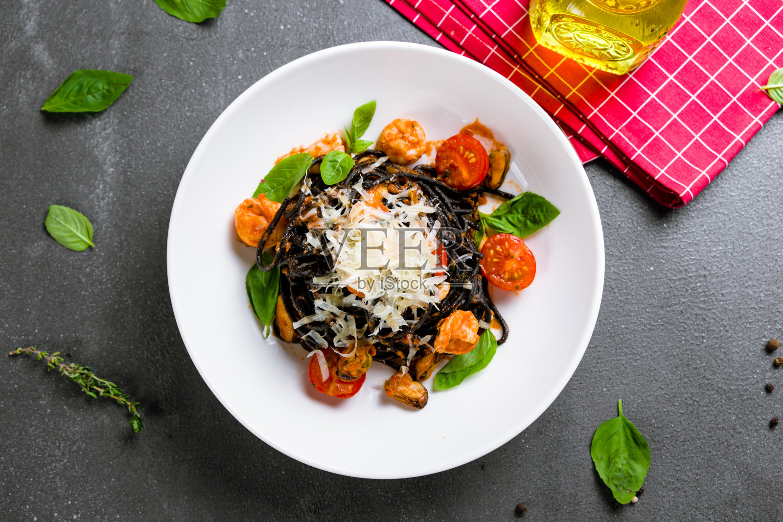 黑色的意大利面与海鲜在灰色混凝土桌顶视图照片摄影图片