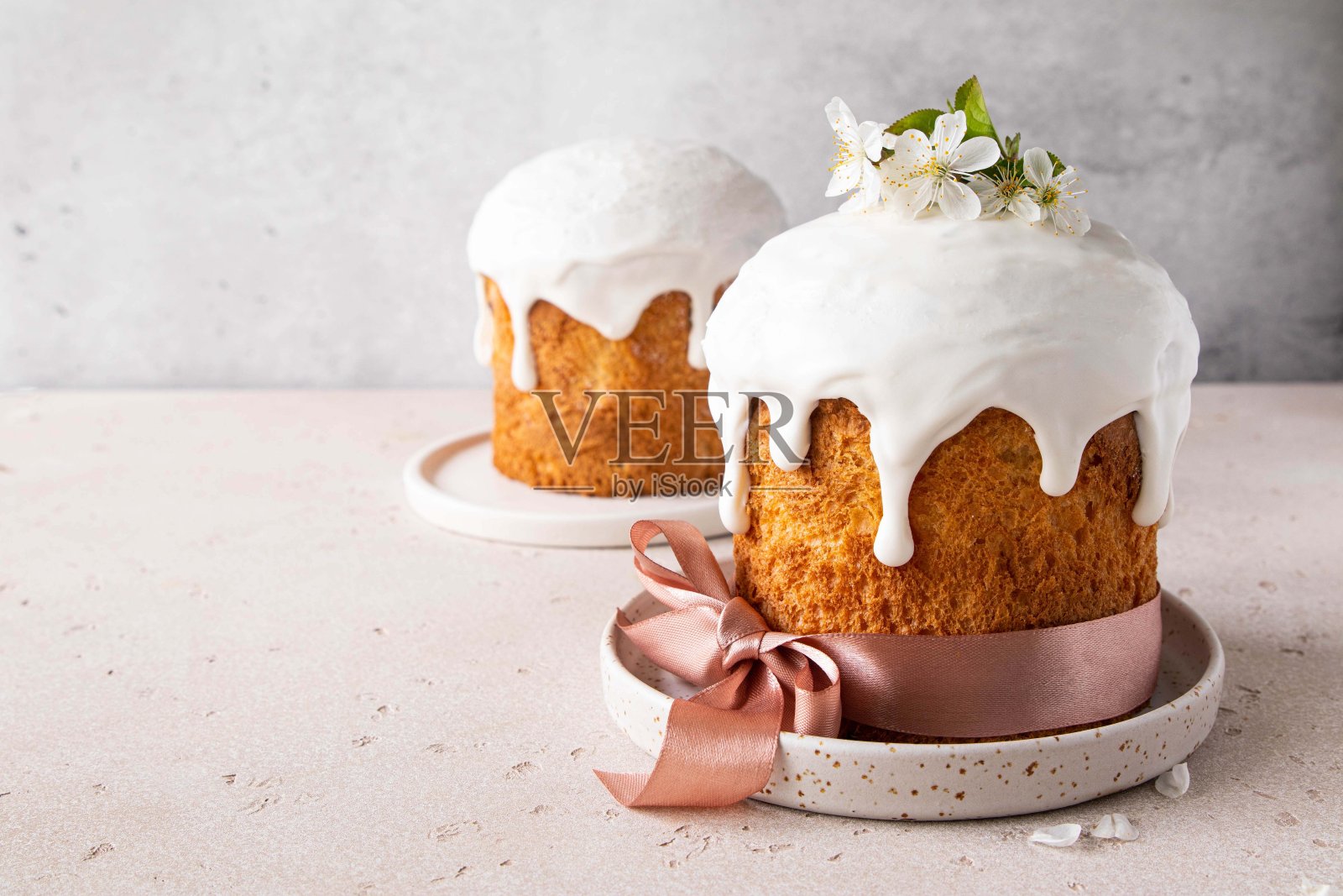 复活节蛋糕与糖霜和装饰上的光背景。卡片上有复活节面包和樱花枝。基督教传统kulich。复制文本空间。照片摄影图片