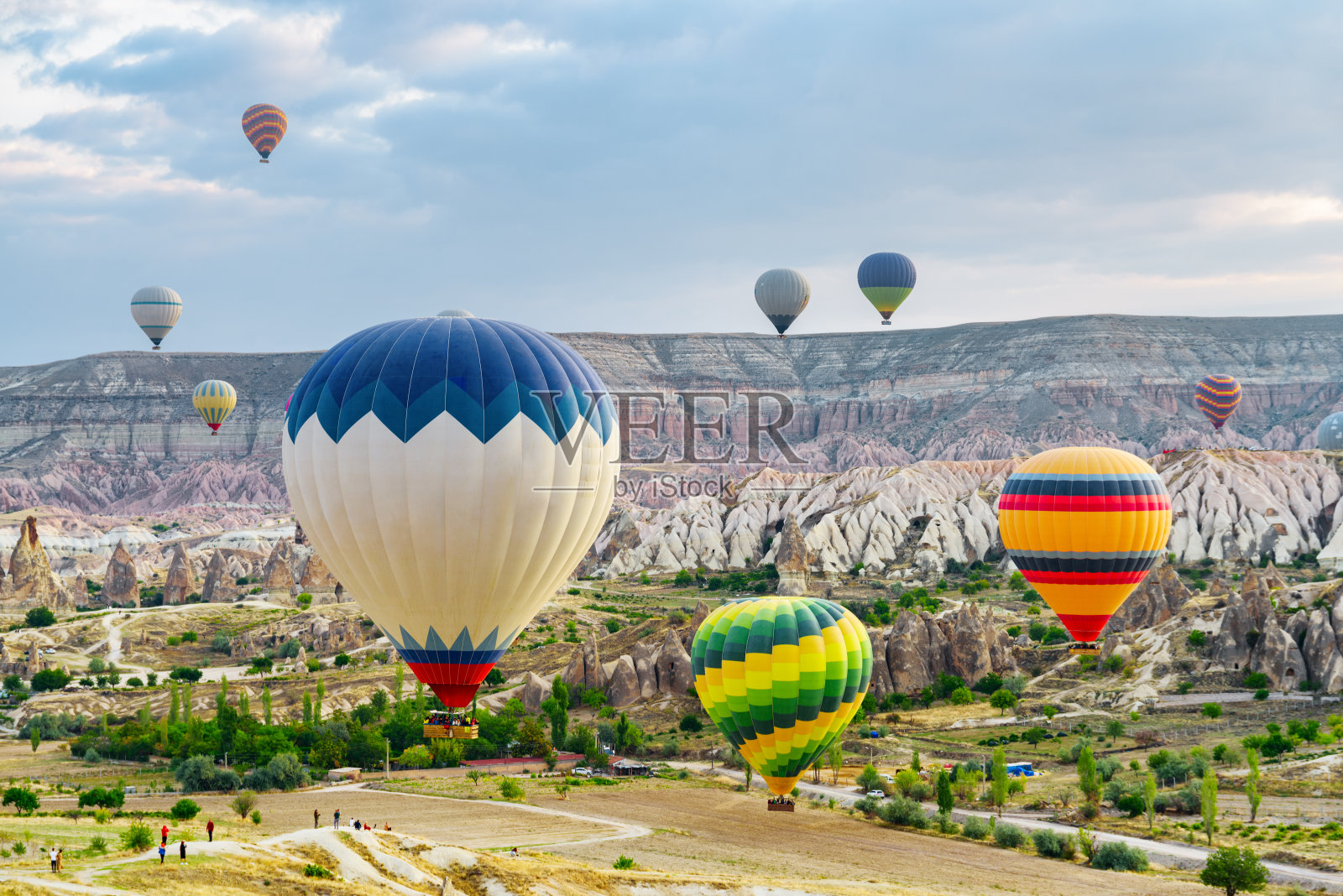 热气球飞过戈雷美历史国家公园照片摄影图片