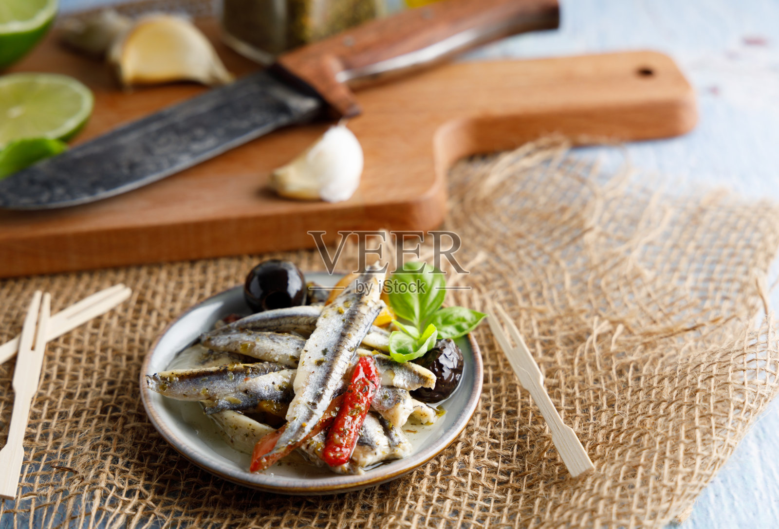 凤尾鱼和橄榄是开胃菜。照片摄影图片