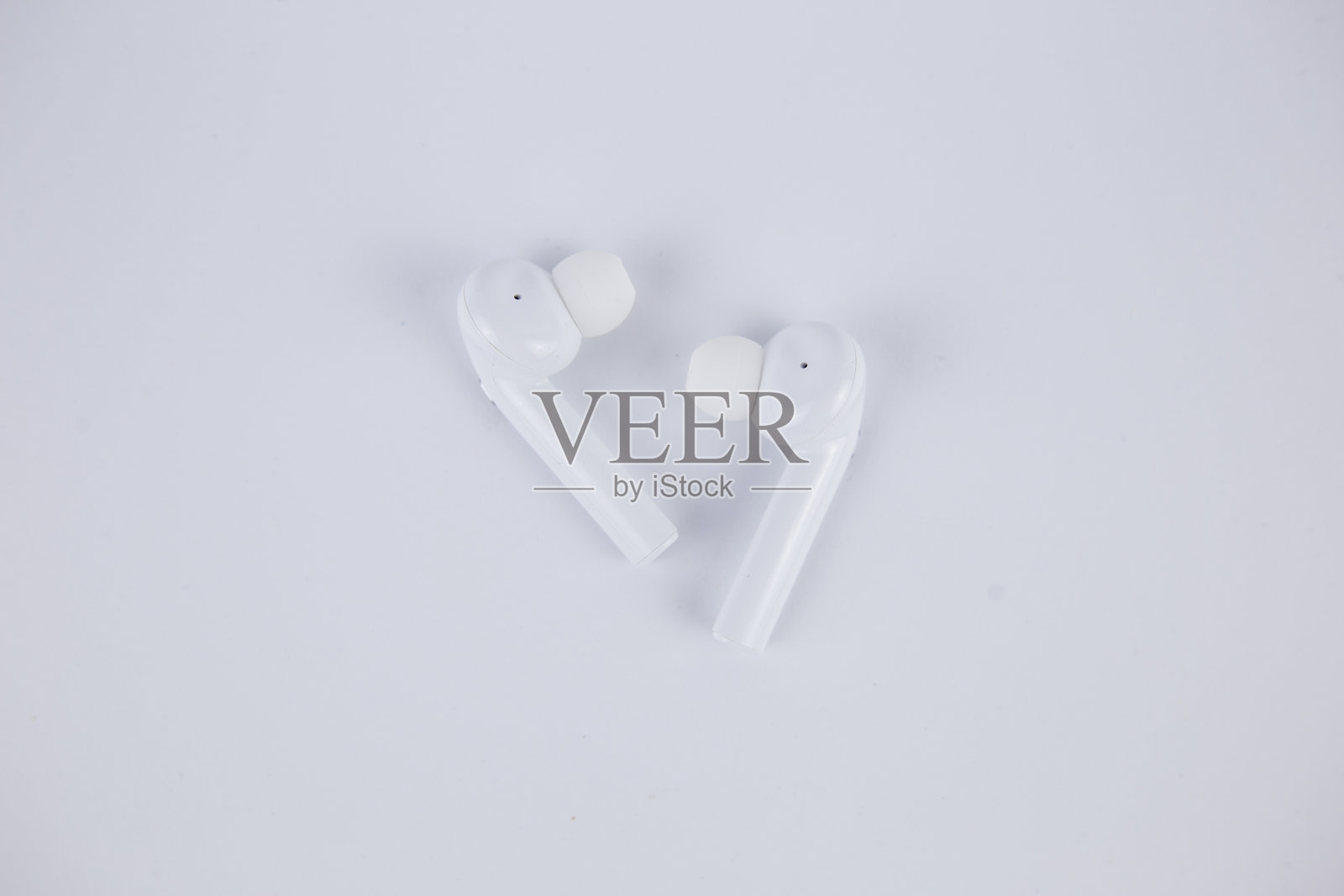 白色无线耳机隔离在白色背景照片摄影图片