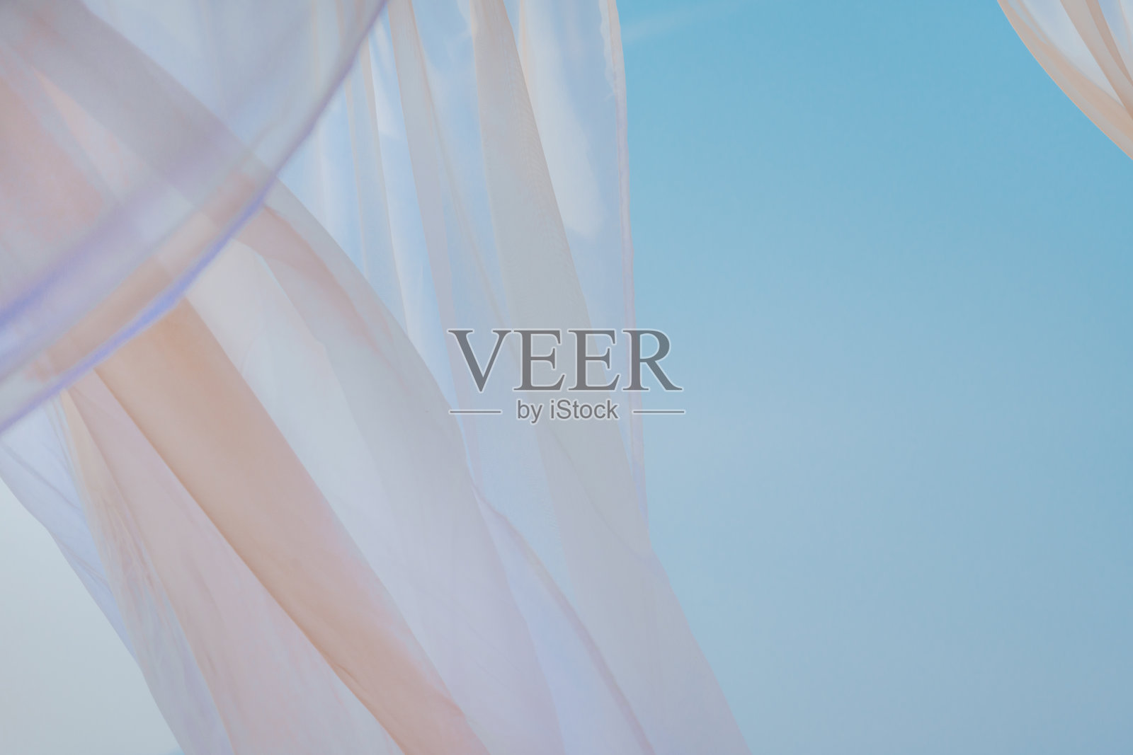 海边的白色藤架窗帘照片摄影图片