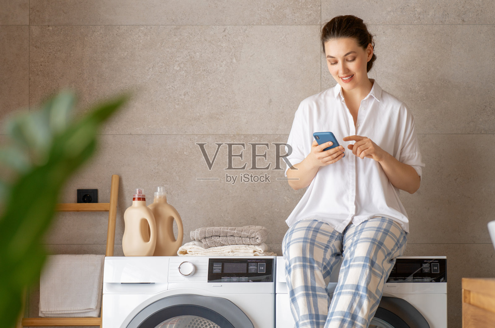 女人在洗衣服照片摄影图片